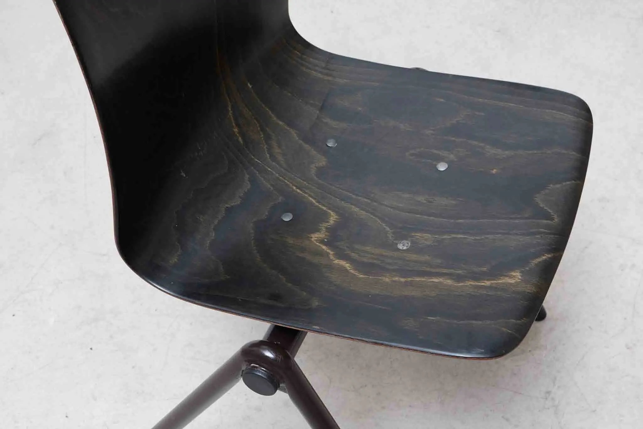 Chaise Galvanitas S30 organique ébène / gris Cartel de Belleville