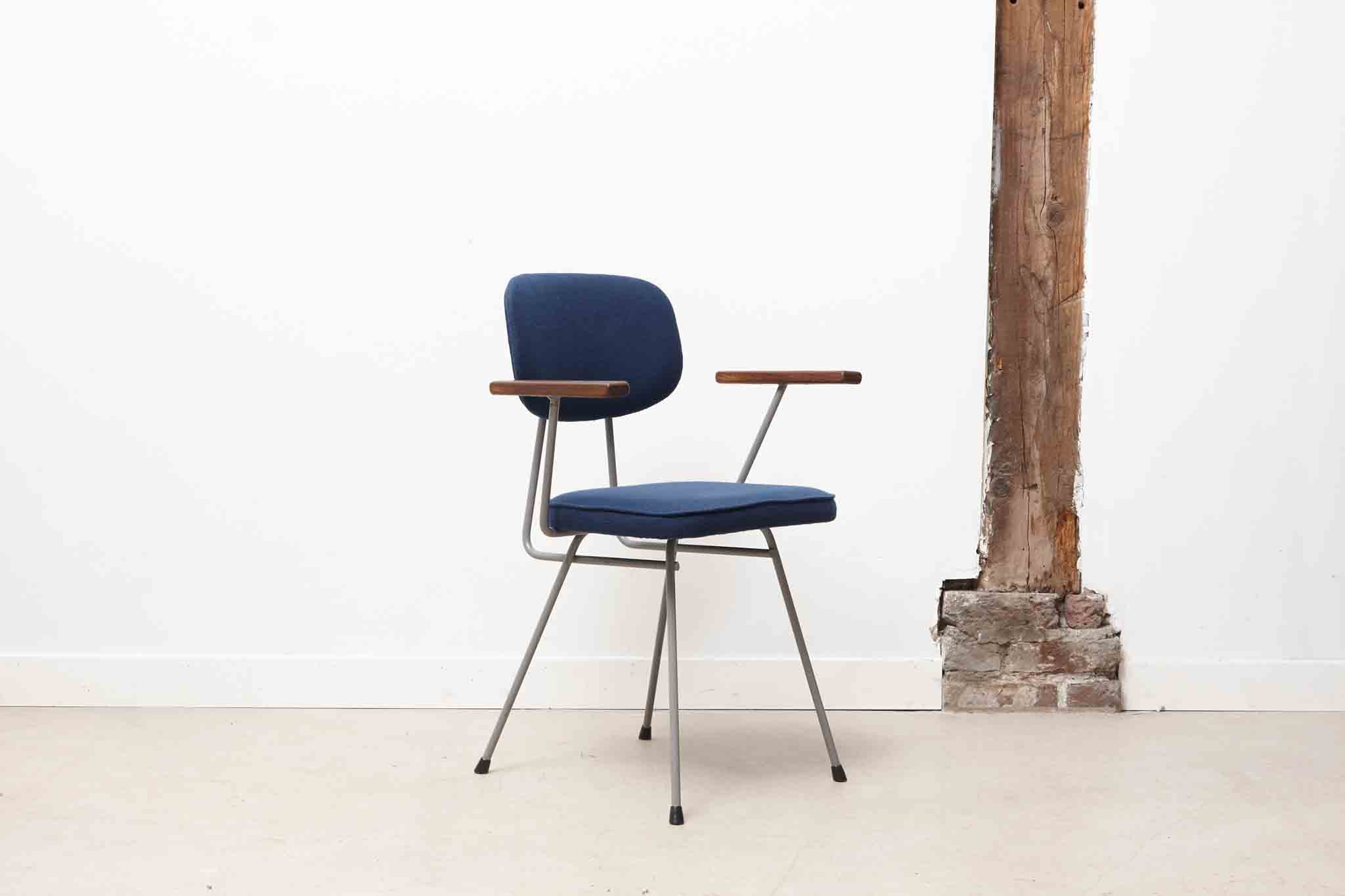 Chaise Kembo avec accoudoirs bleu