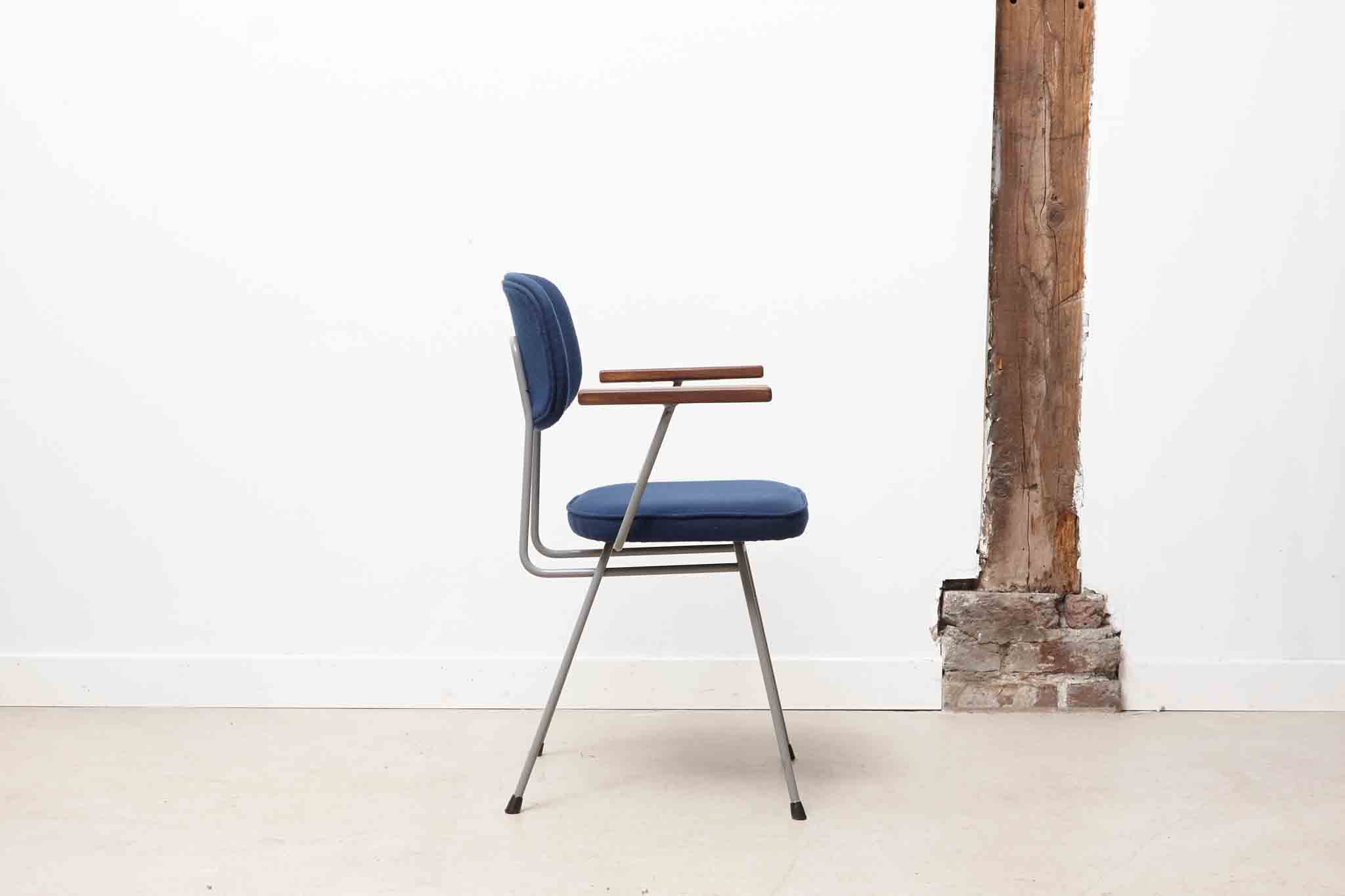 Chaise Kembo avec accoudoirs bleu