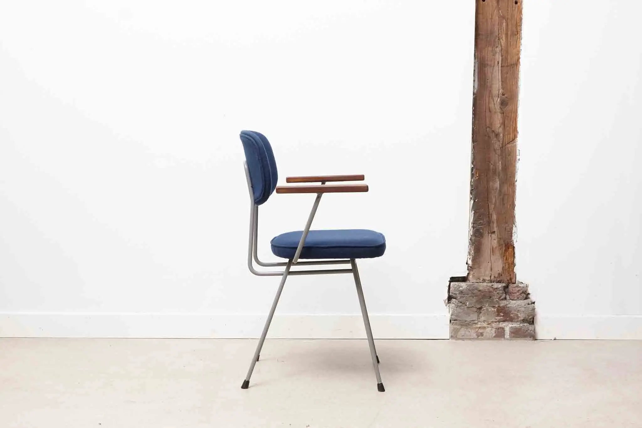 Chaise Kembo avec accoudoirs bleu Cartel de Belleville