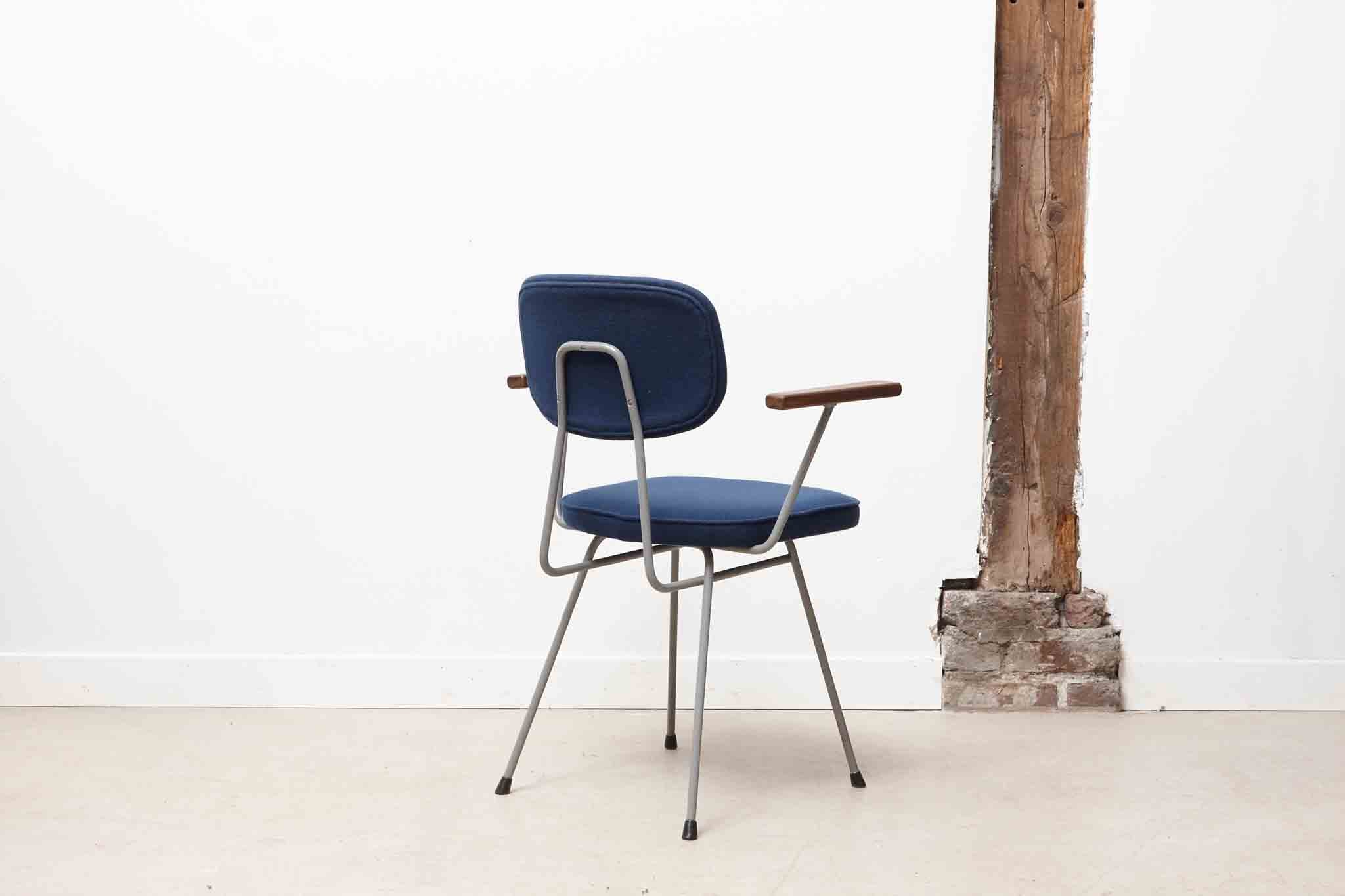 Chaise Kembo avec accoudoirs bleu