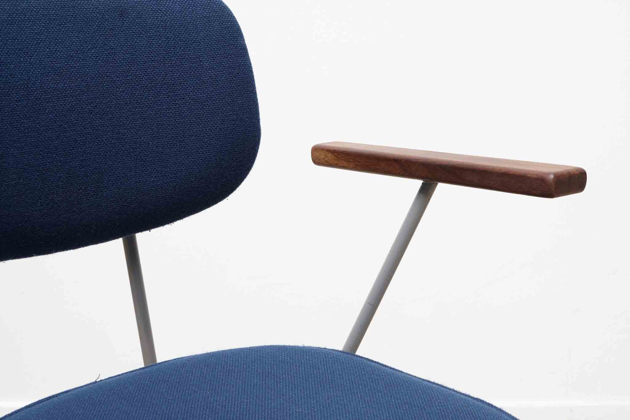 Chaise Kembo avec accoudoirs bleu