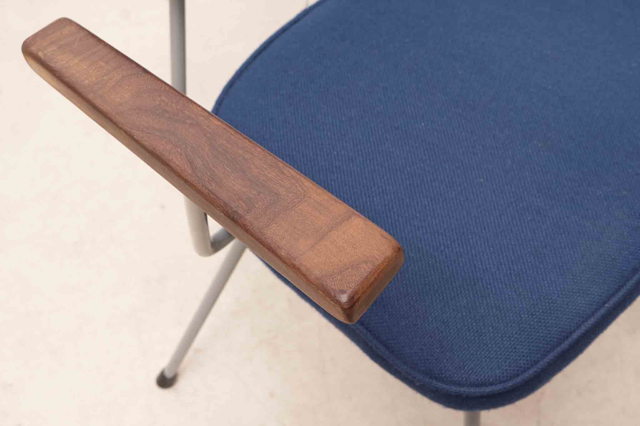 Chaise Kembo avec accoudoirs bleu