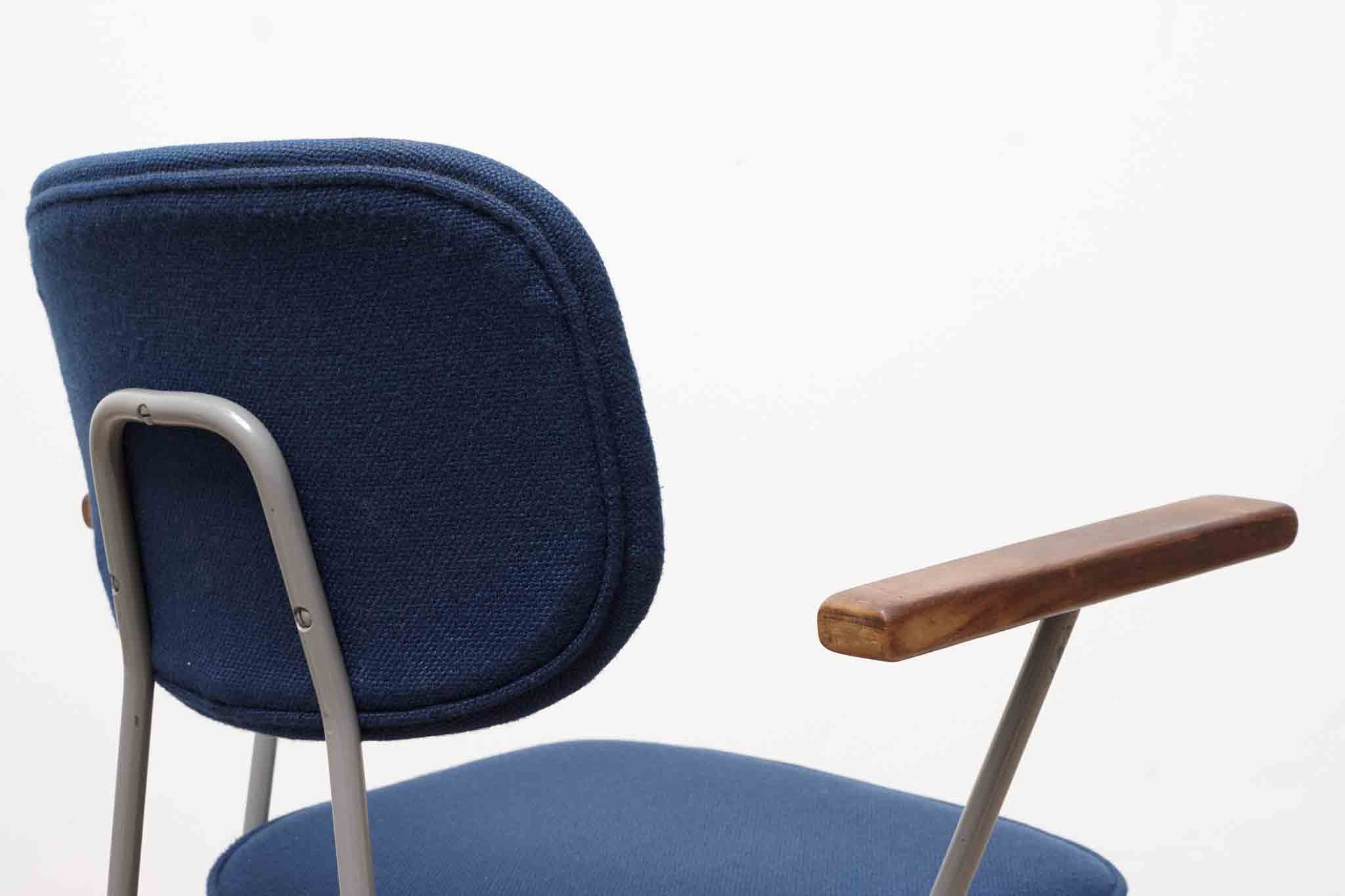 Chaise Kembo avec accoudoirs bleu