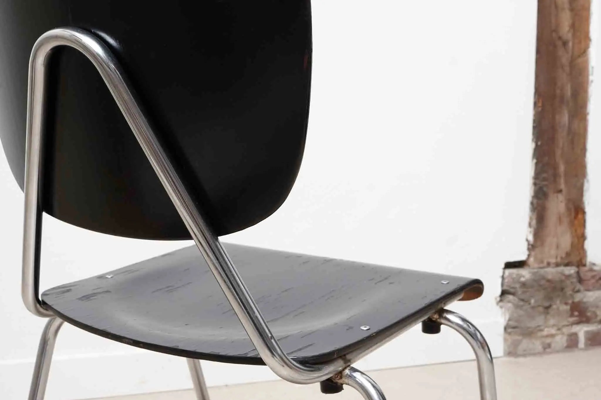 Chaise Kho Liang Le noire Cartel de Belleville