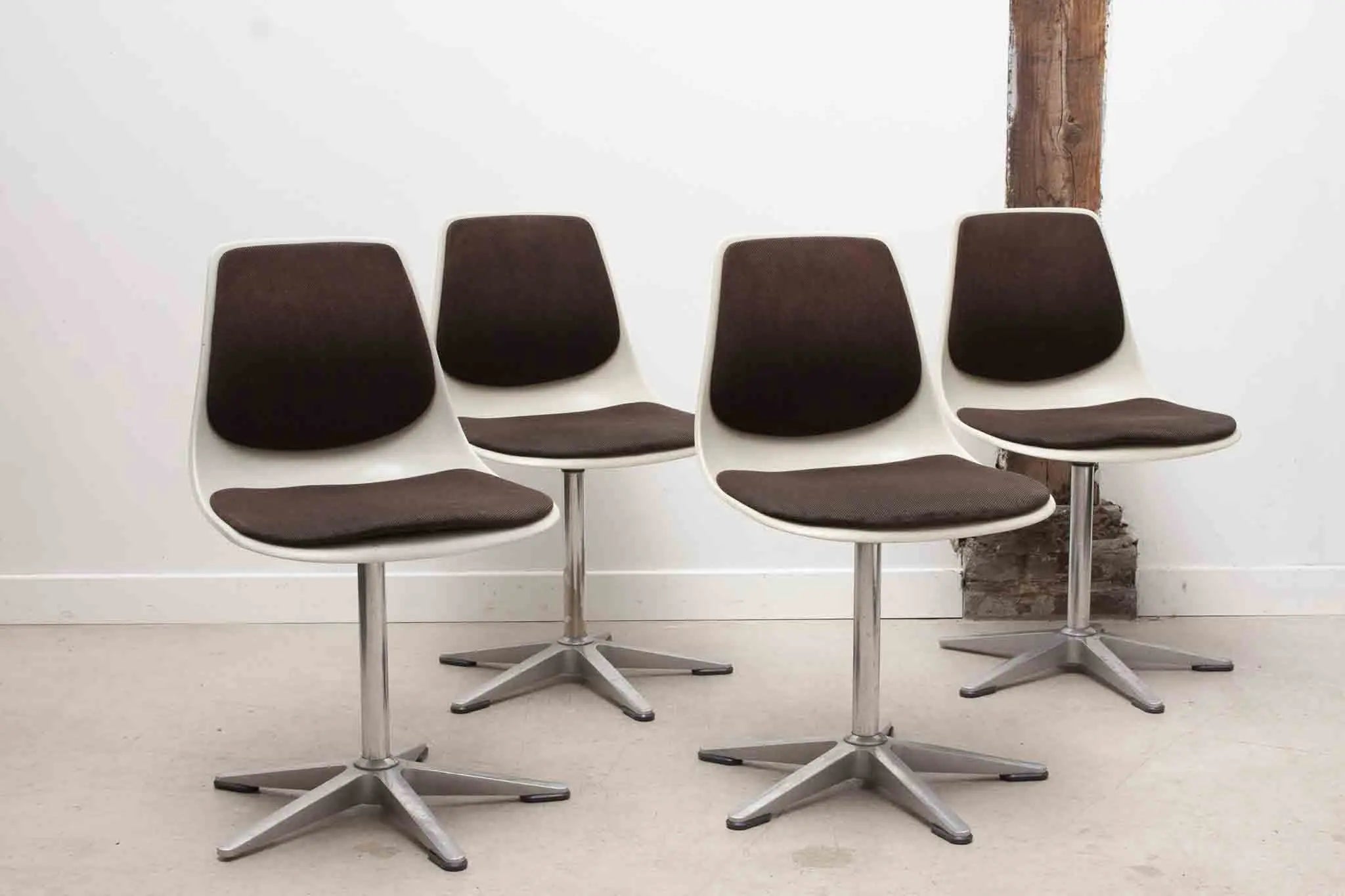 Chaises vintage Wilkhahn tulipe marron / blanc Cartel de Belleville