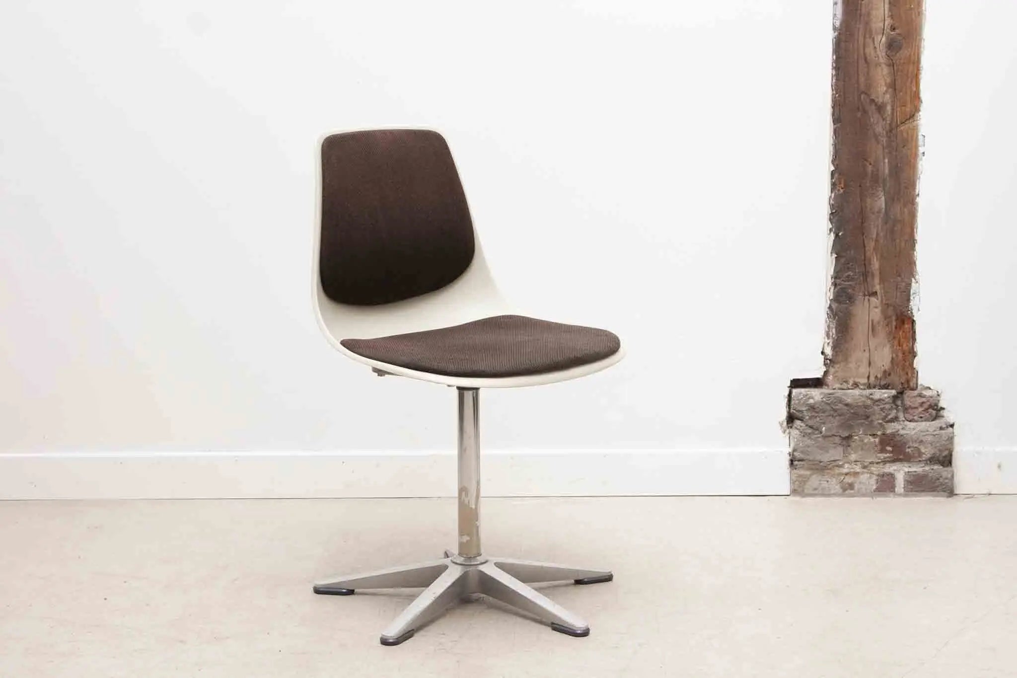 Chaises vintage Wilkhahn tulipe marron / blanc Cartel de Belleville