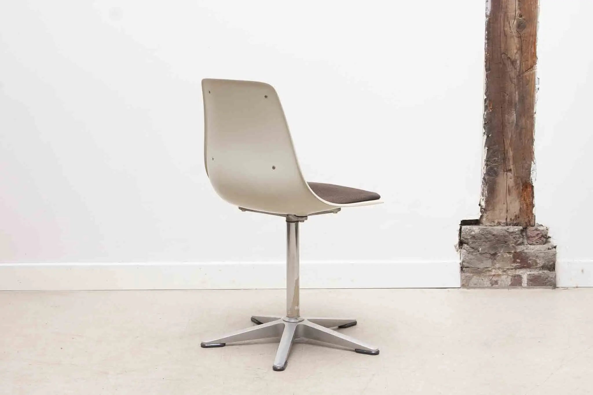 Chaises vintage Wilkhahn tulipe marron / blanc Cartel de Belleville