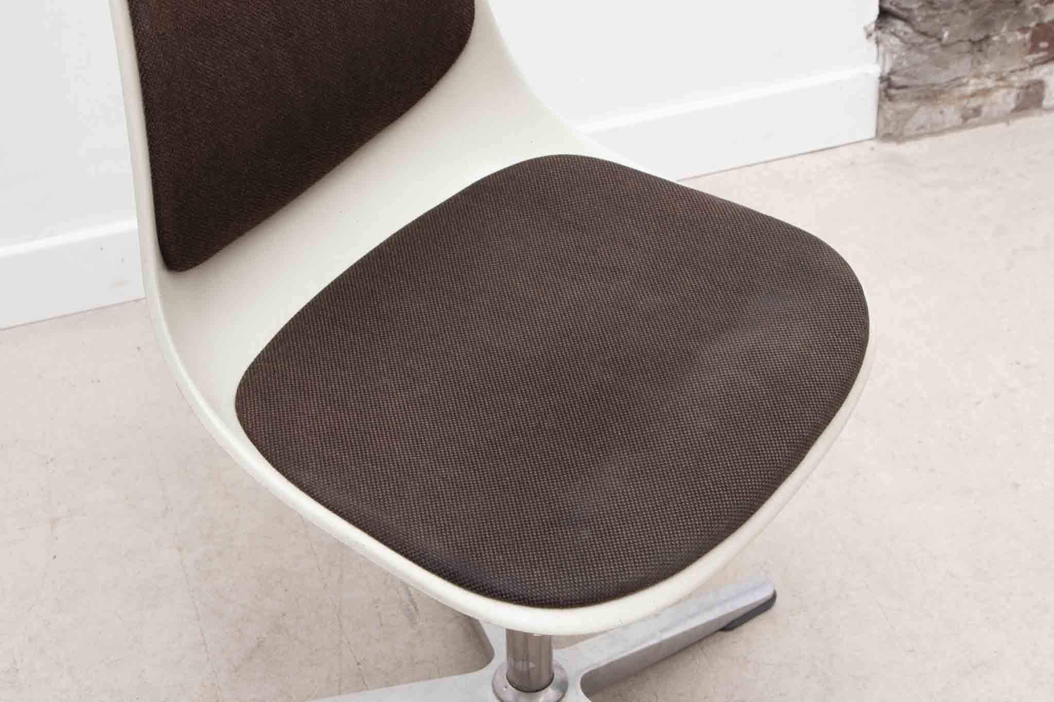 Chaises vintage Wilkhahn tulipe marron / blanc Cartel de Belleville