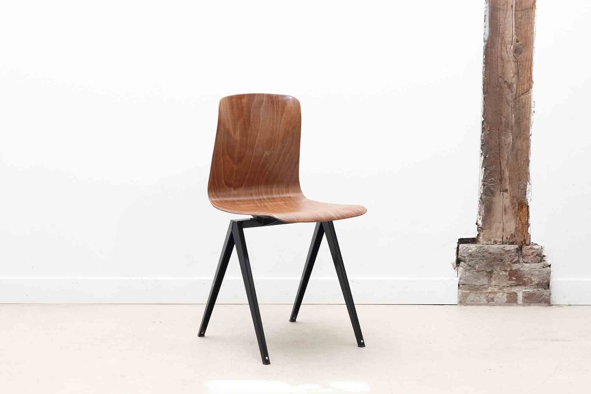 Chaise Galvanitas S19 réédition droite pied noir