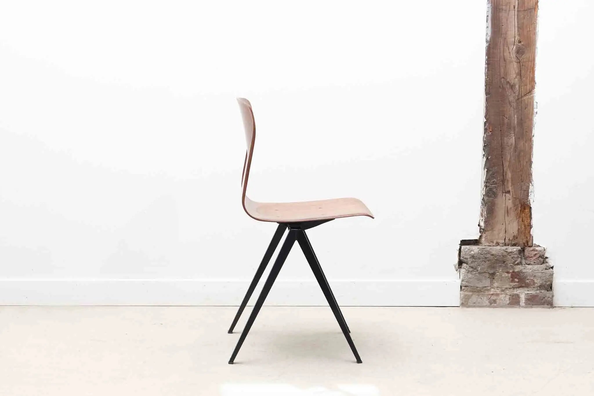 Chaise Galvanitas S19 réédition droite pied noir Cartel de Belleville