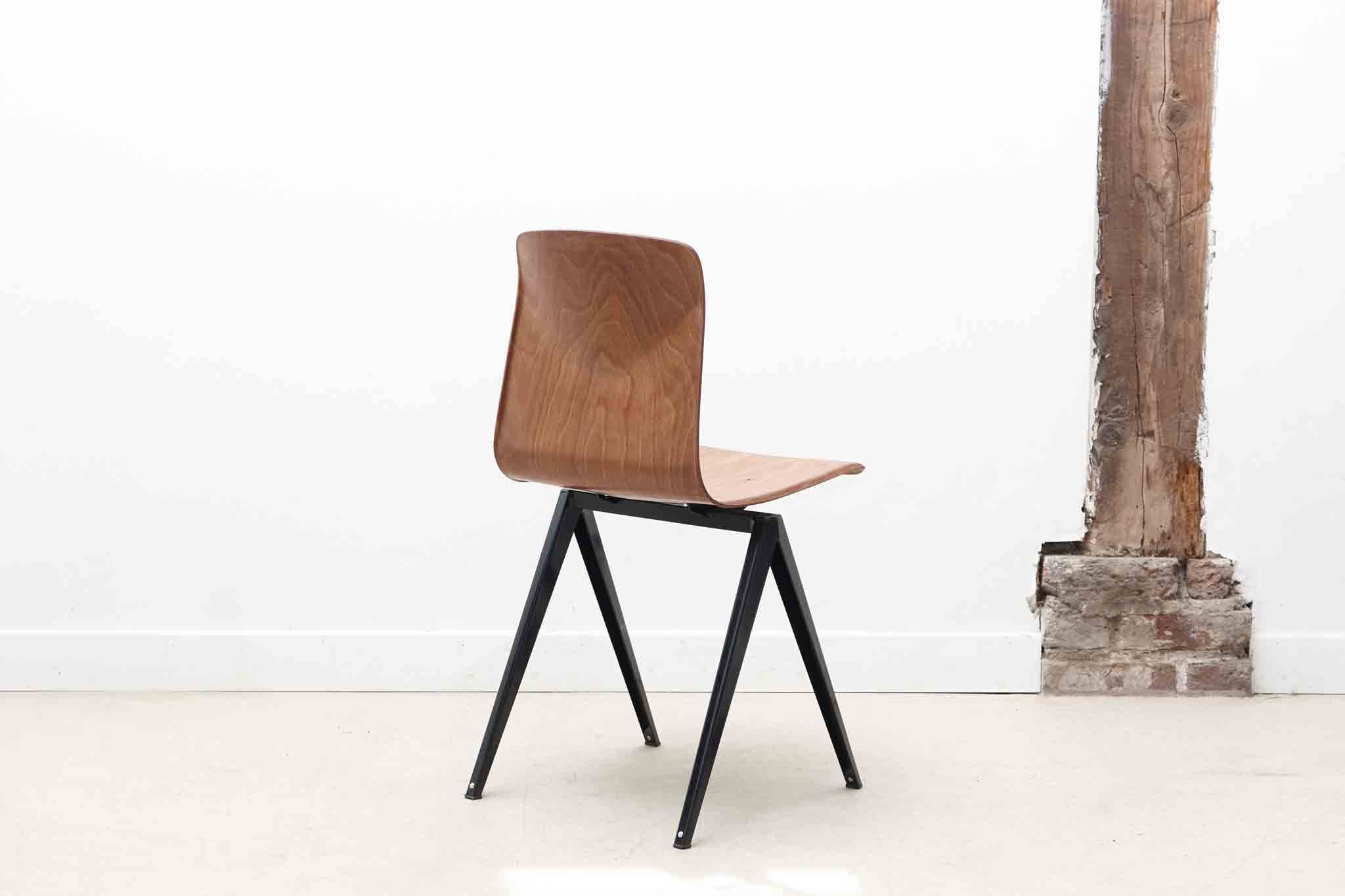 Chaise Galvanitas S19 réédition droite pied noir