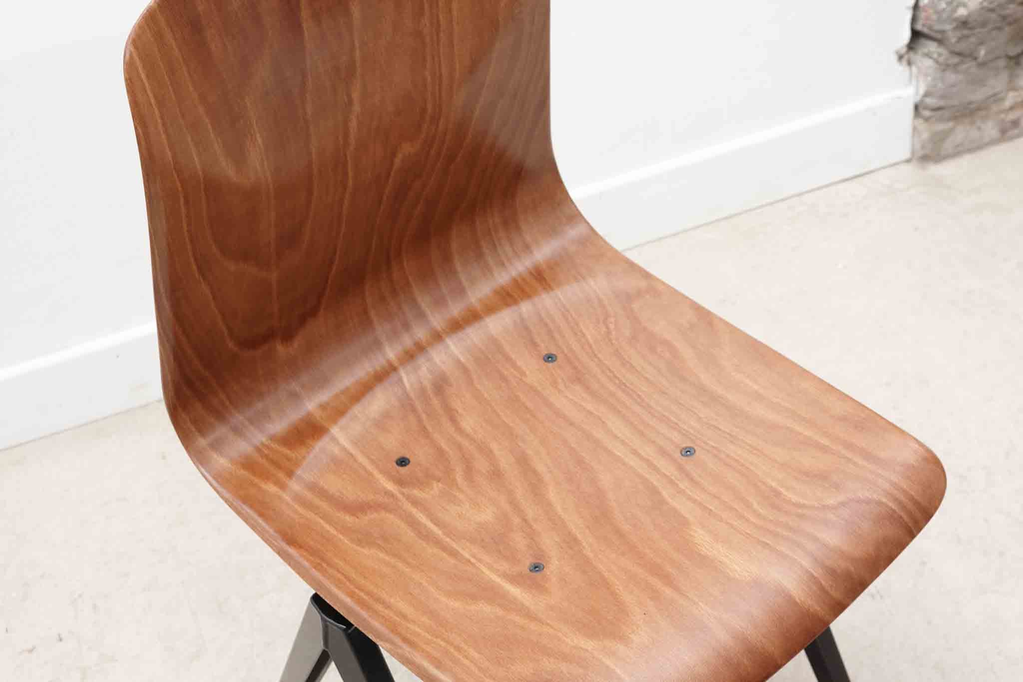 Chaise Galvanitas S19 réédition droite pied noir