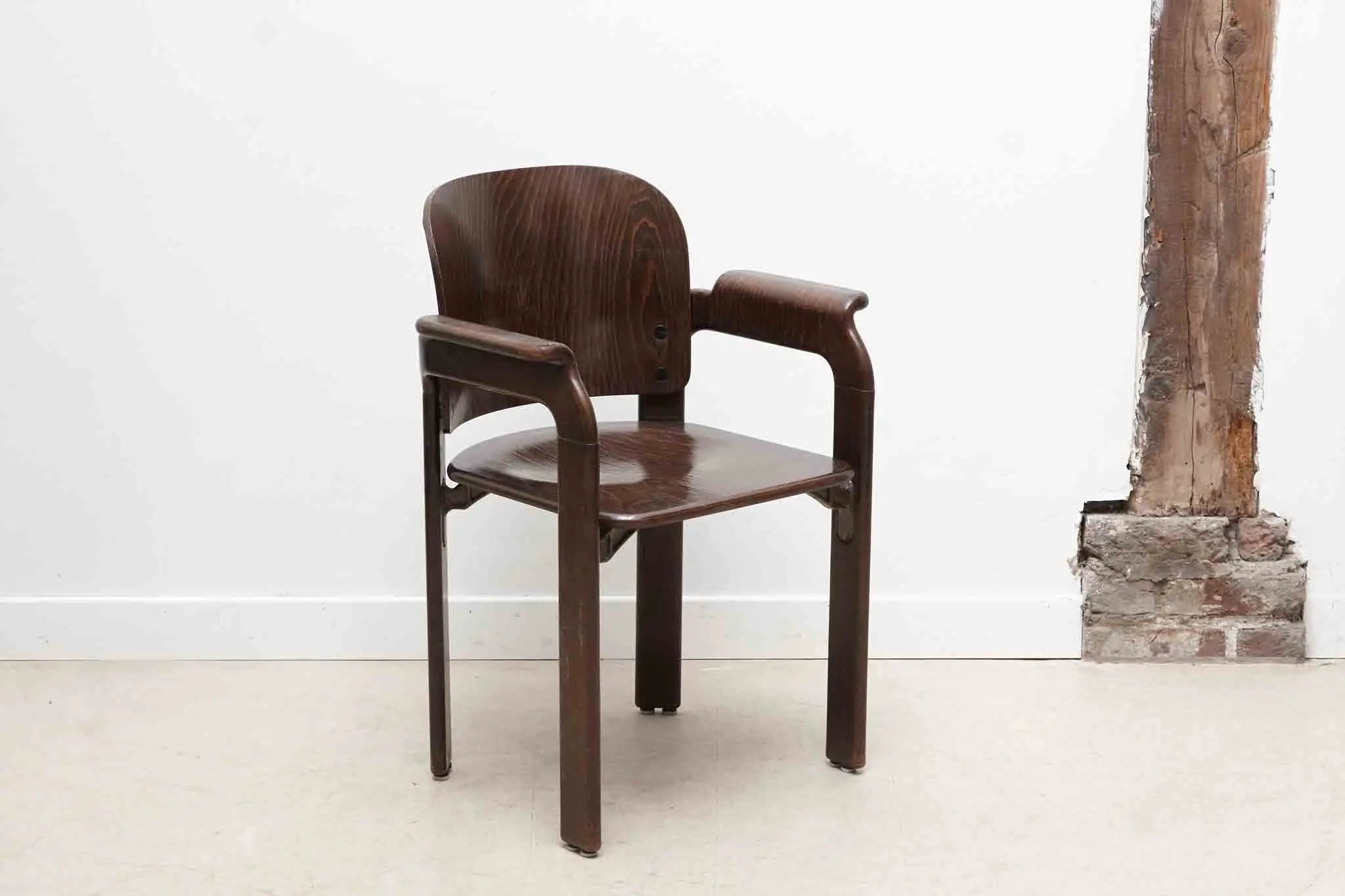 Chaise Bruno Rey avec accoudoirs ébène Cartel de Belleville