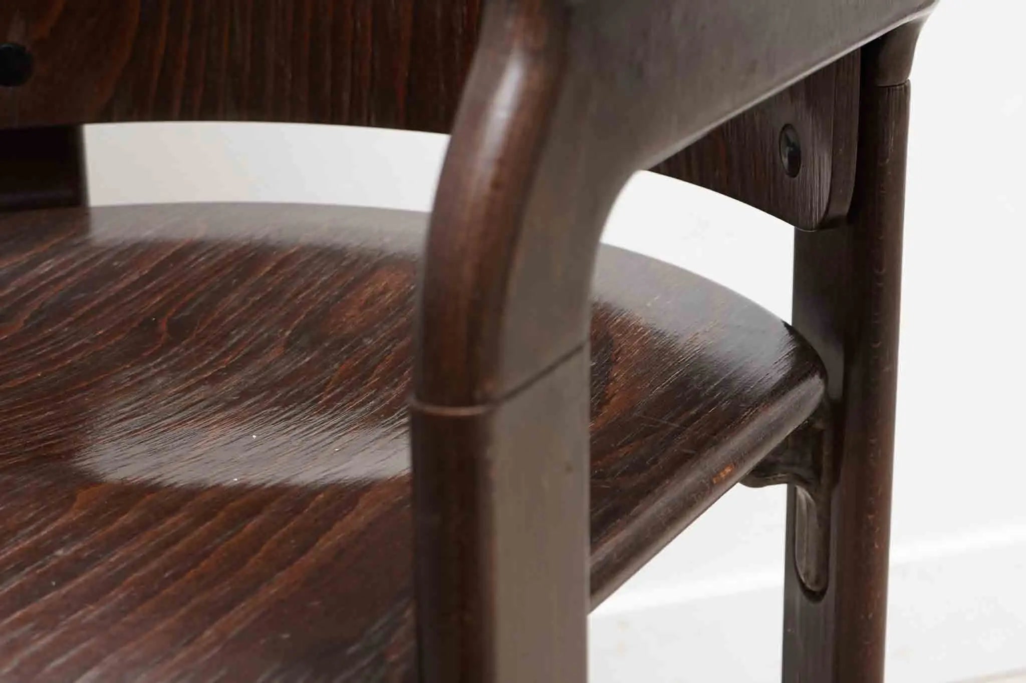 Chaise Bruno Rey avec accoudoirs ébène Cartel de Belleville