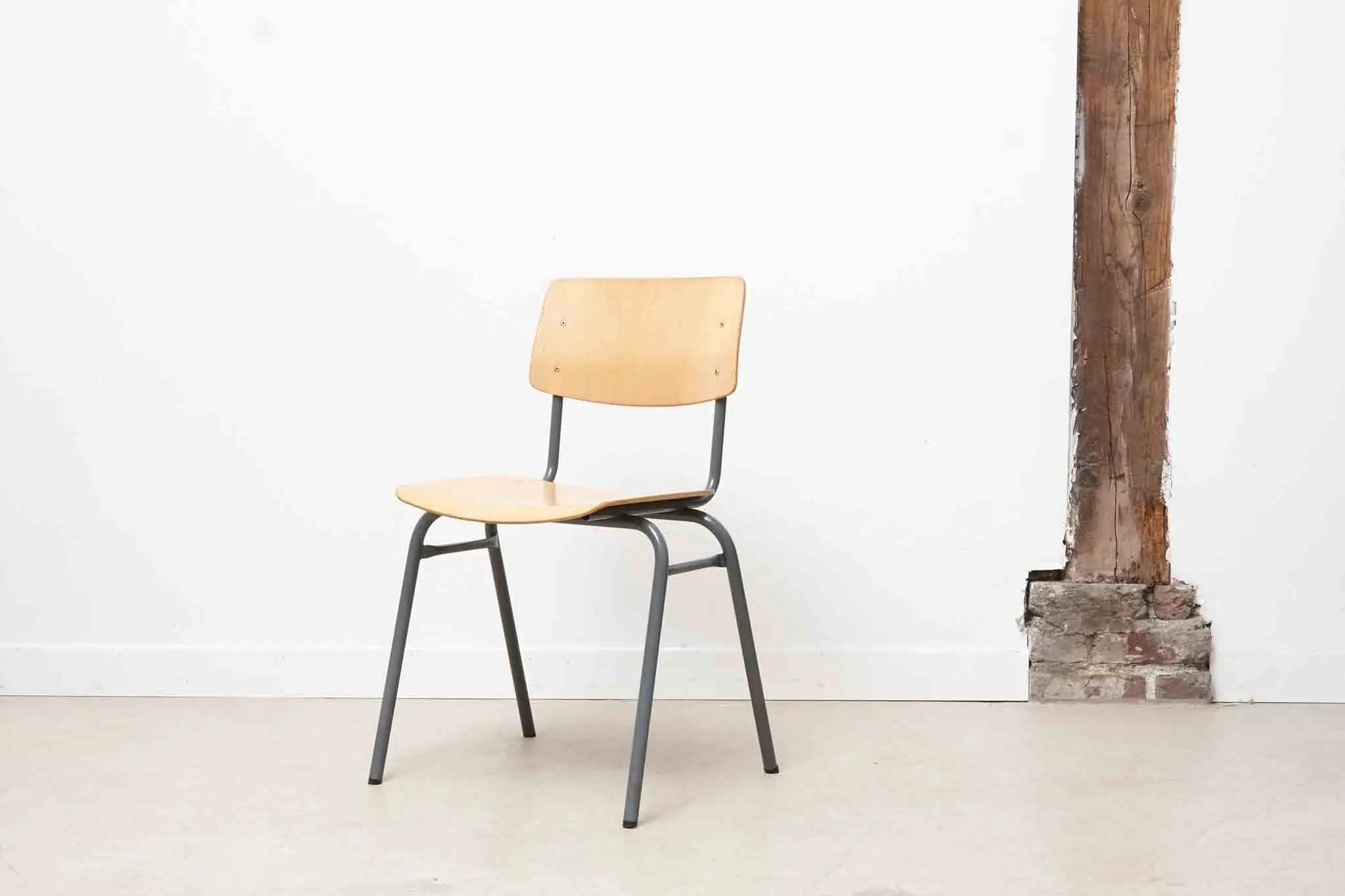 Chaise Ahrend hêtre et gris Cartel de Belleville