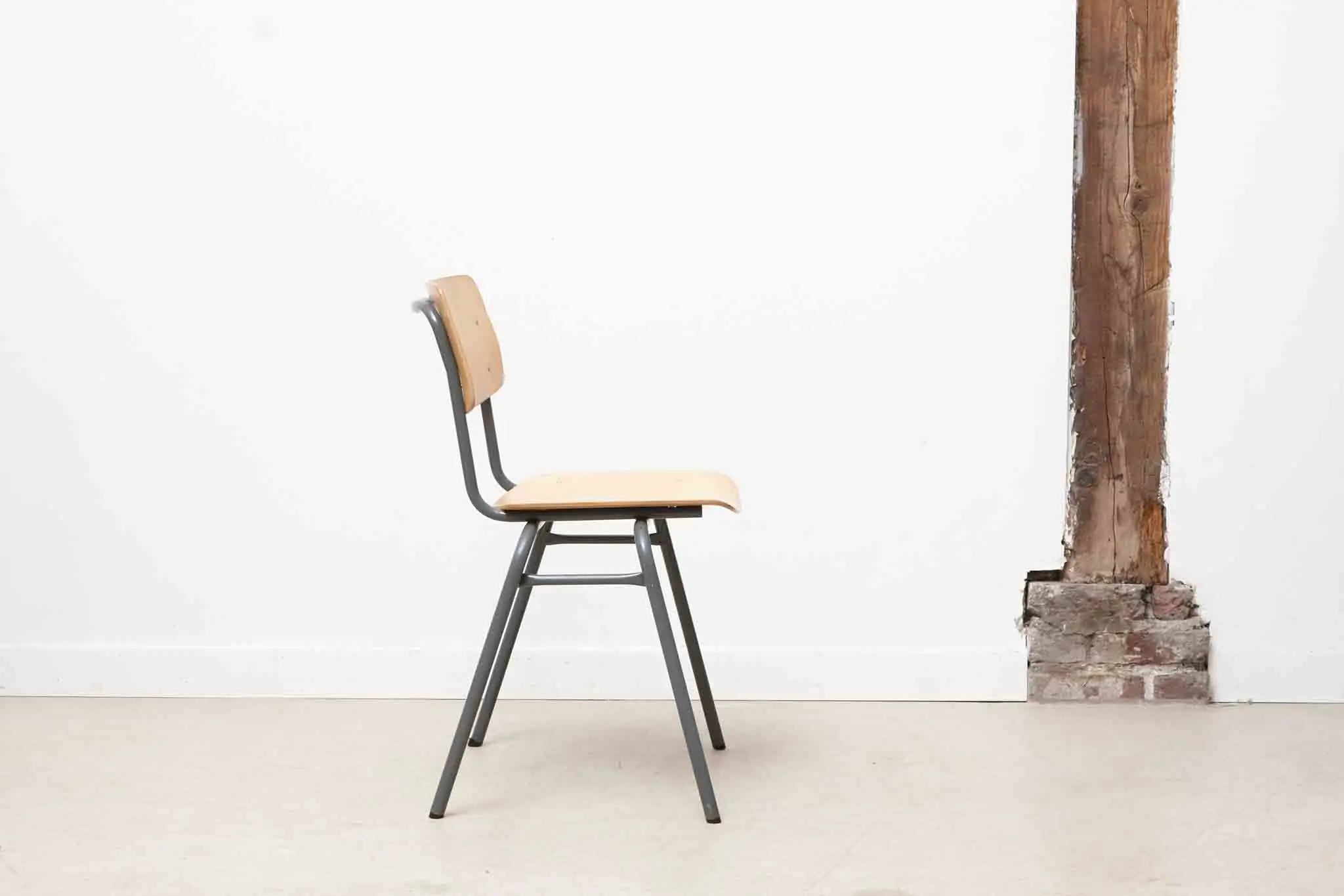 Chaise Ahrend hêtre et gris Cartel de Belleville