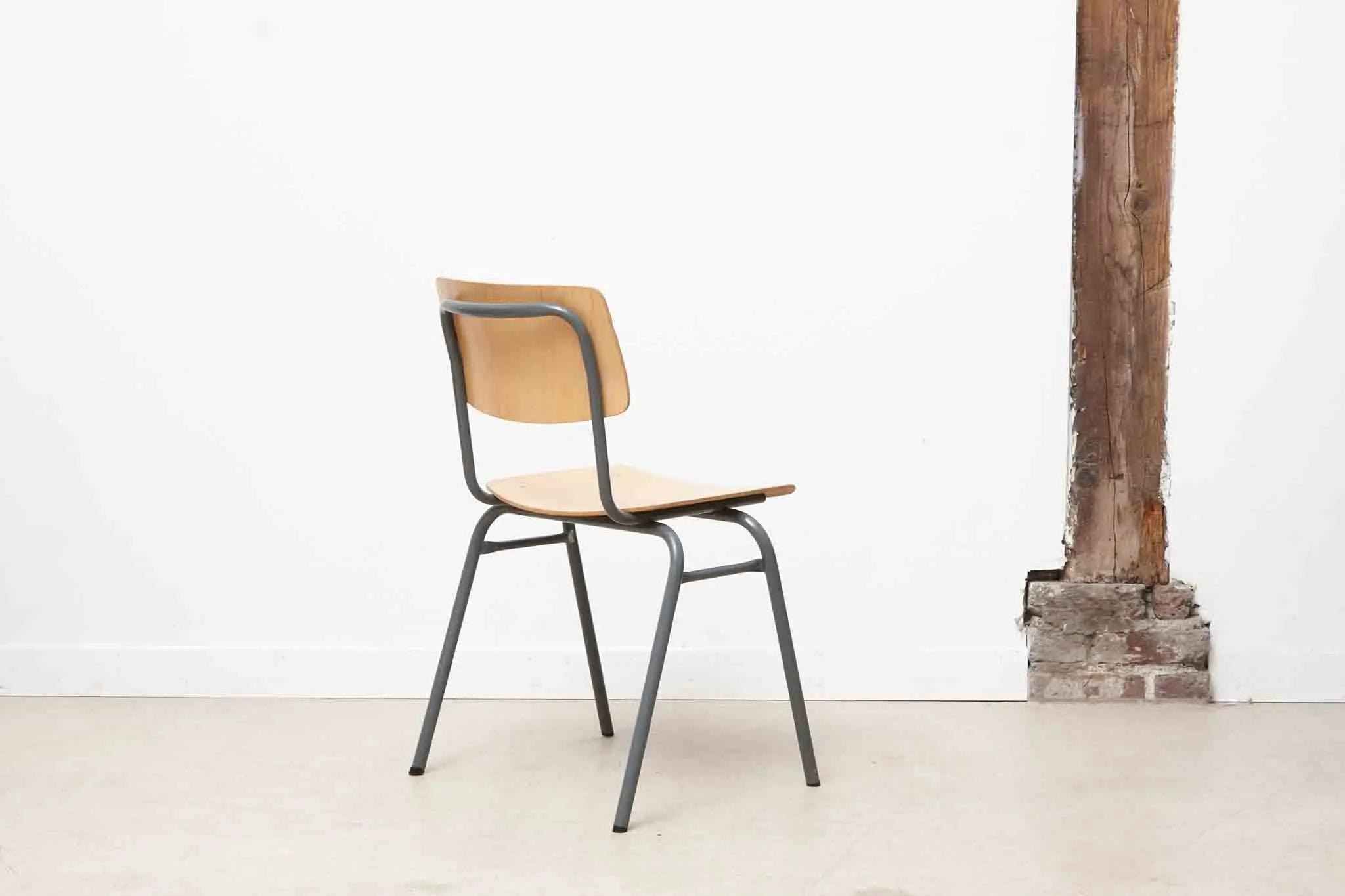 Chaise Ahrend hêtre et gris Cartel de Belleville