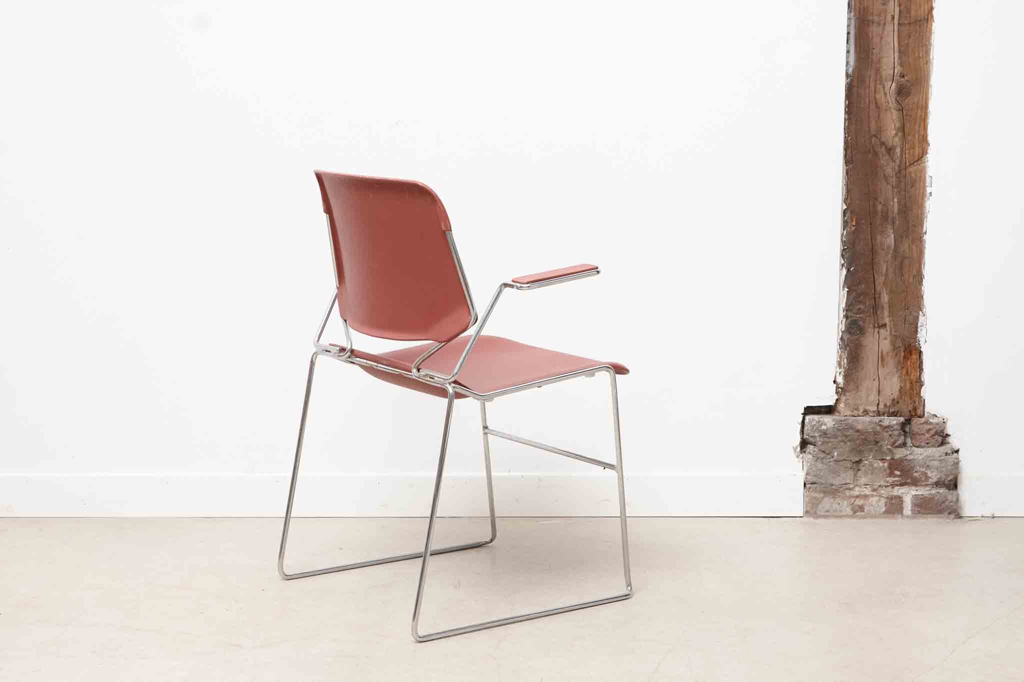 Chaise design Matrix par Thomas Tolleson avec accoudoirs rouge