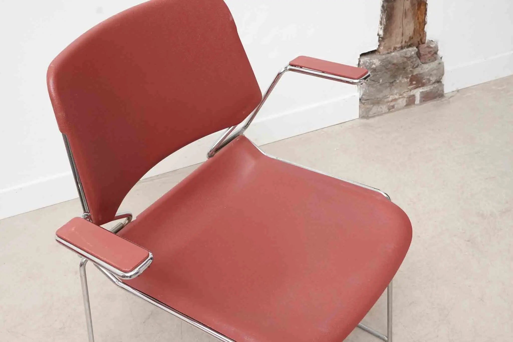 Chaise design Matrix par Thomas Tolleson avec accoudoirs rouge Cartel de Belleville