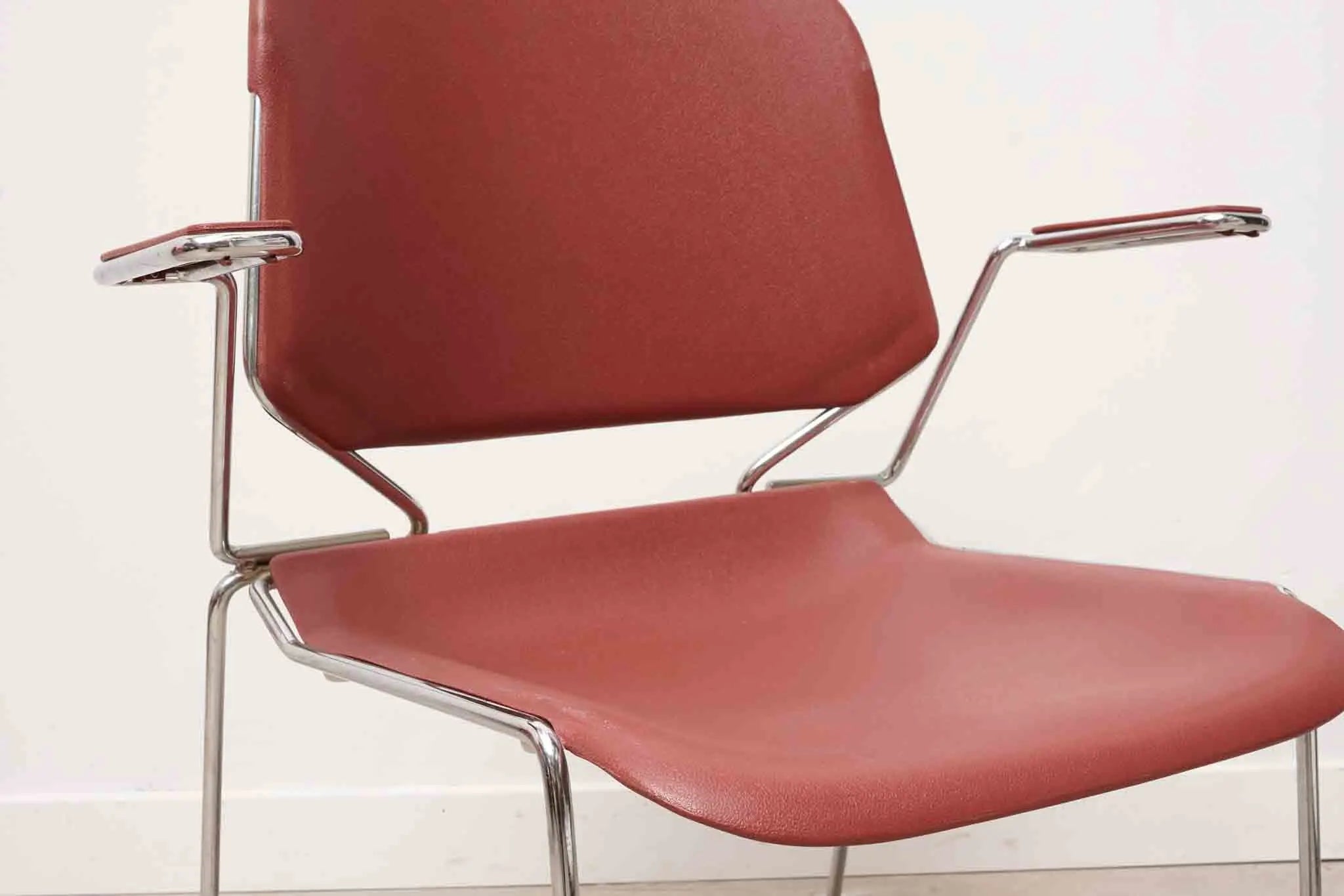 Chaise design Matrix par Thomas Tolleson avec accoudoirs rouge Cartel de Belleville
