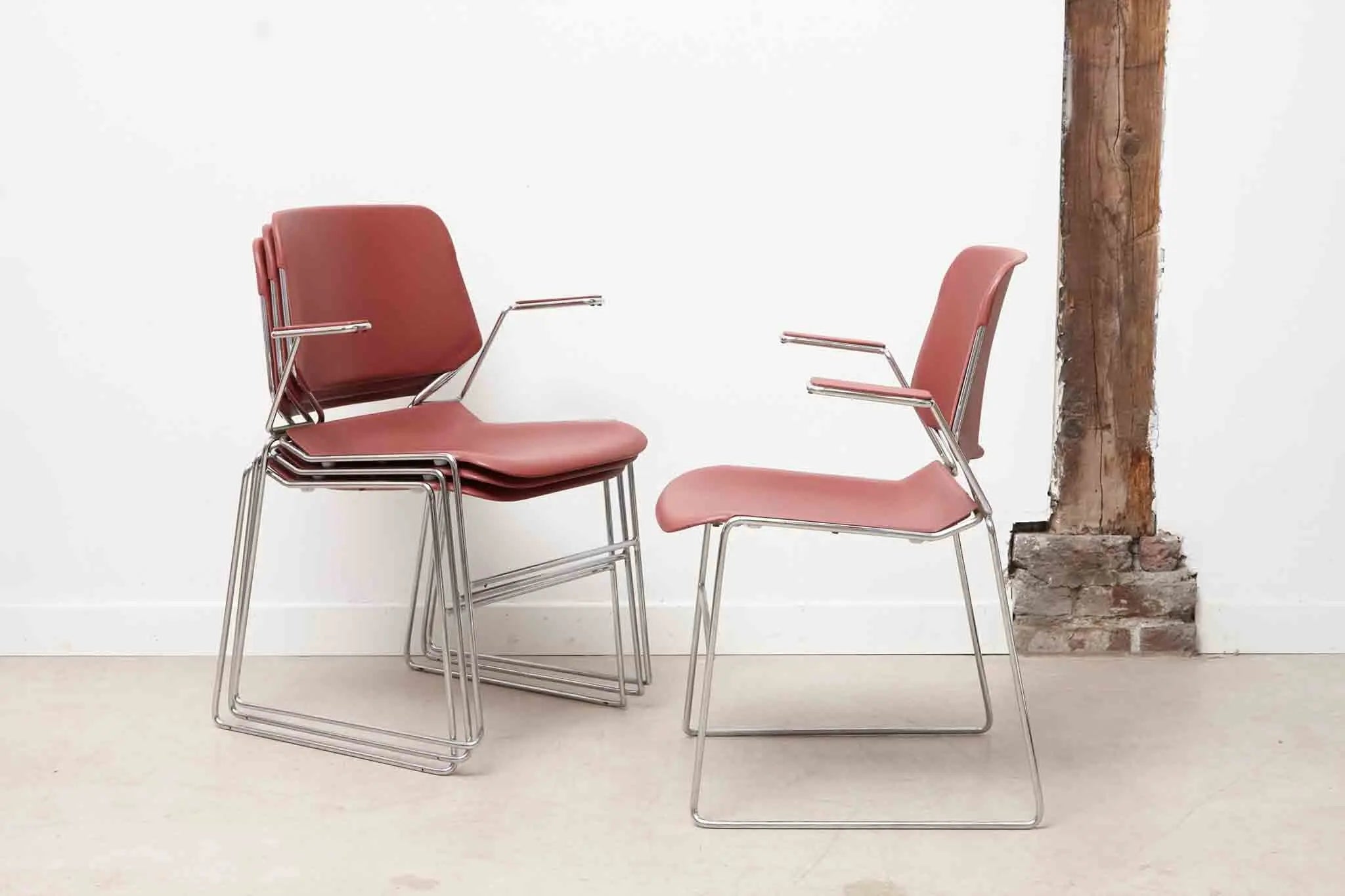 Chaise design Matrix par Thomas Tolleson avec accoudoirs rouge Cartel de Belleville