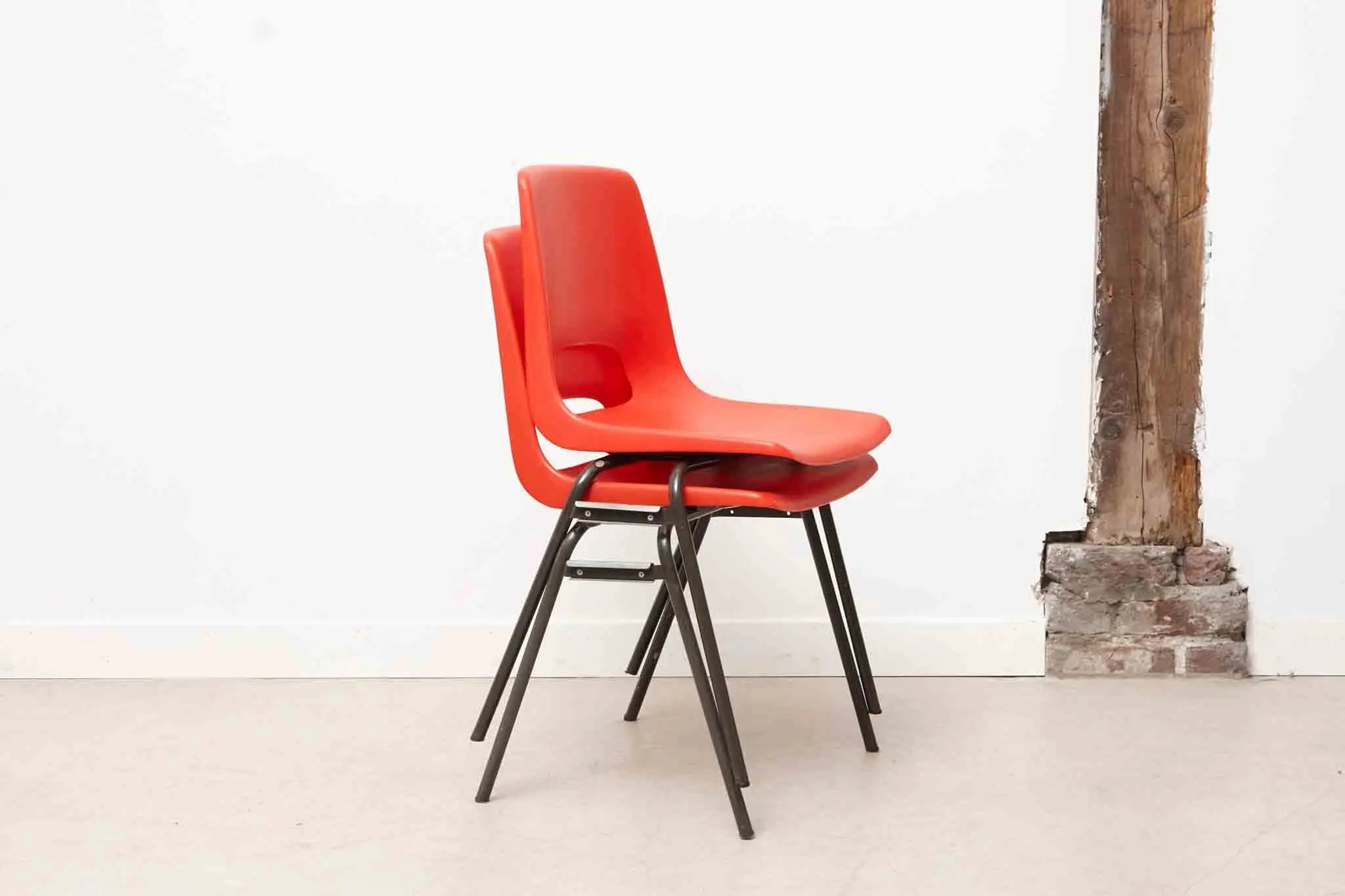 Chaise de terrasse rouge Cartel de Belleville