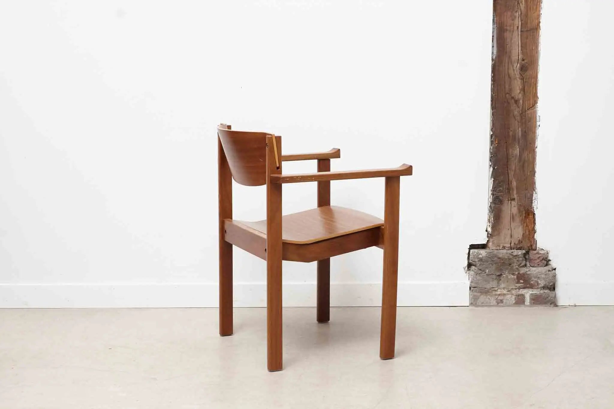 Chaise style scandinave avec accoudoirs Cartel de Belleville