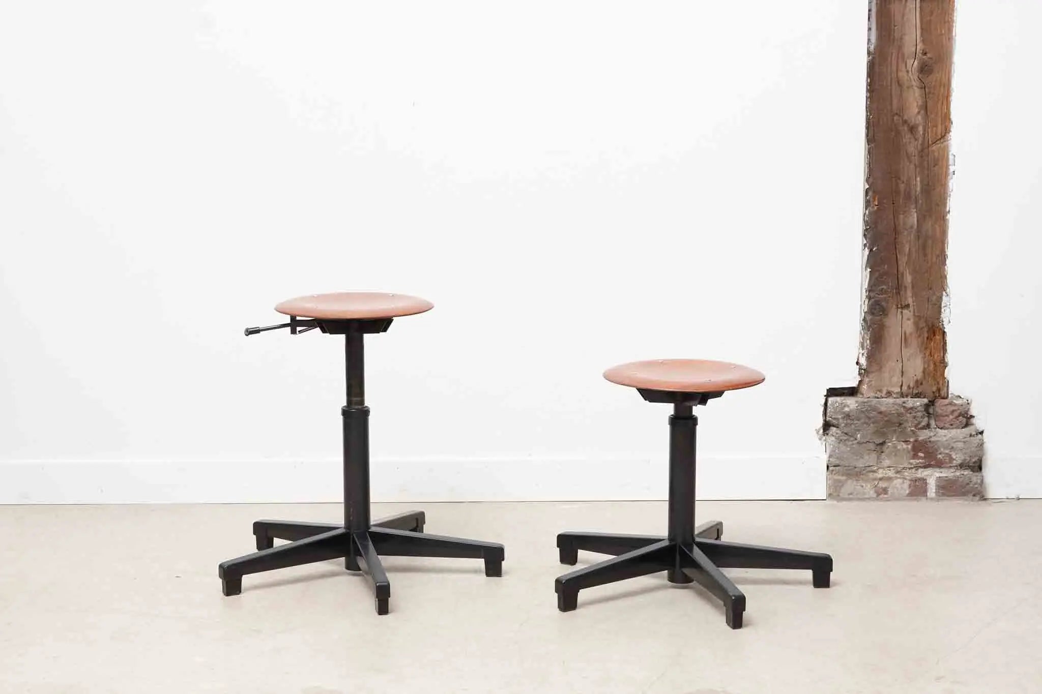 Tabouret bas ajustable chêne / noir Cartel de Belleville