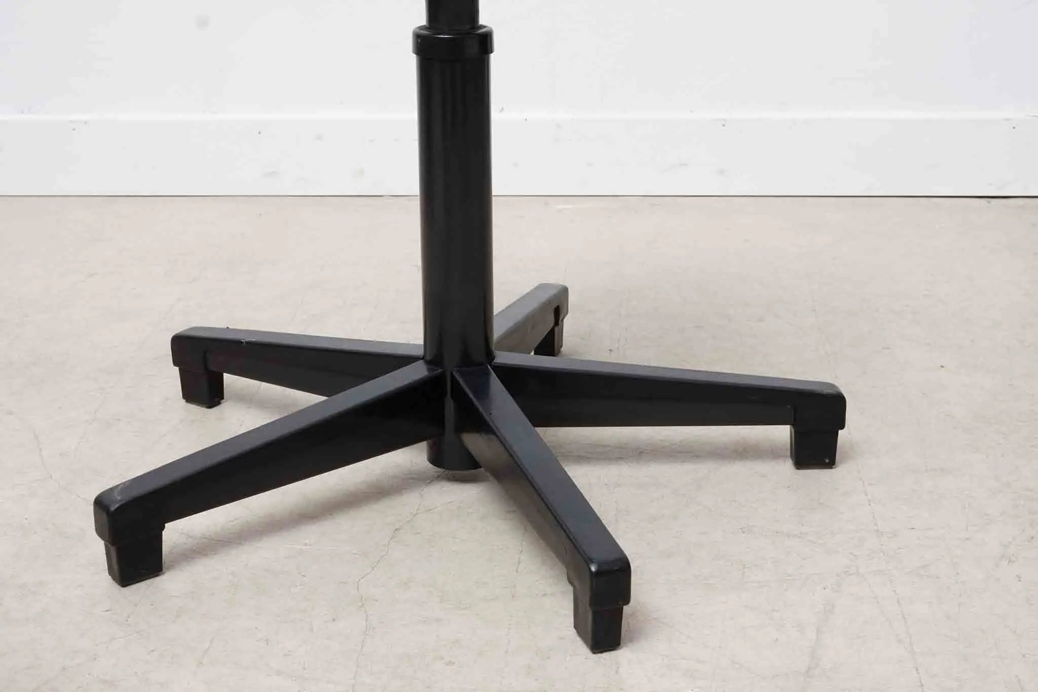 Tabouret bas ajustable chêne / noir Cartel de Belleville