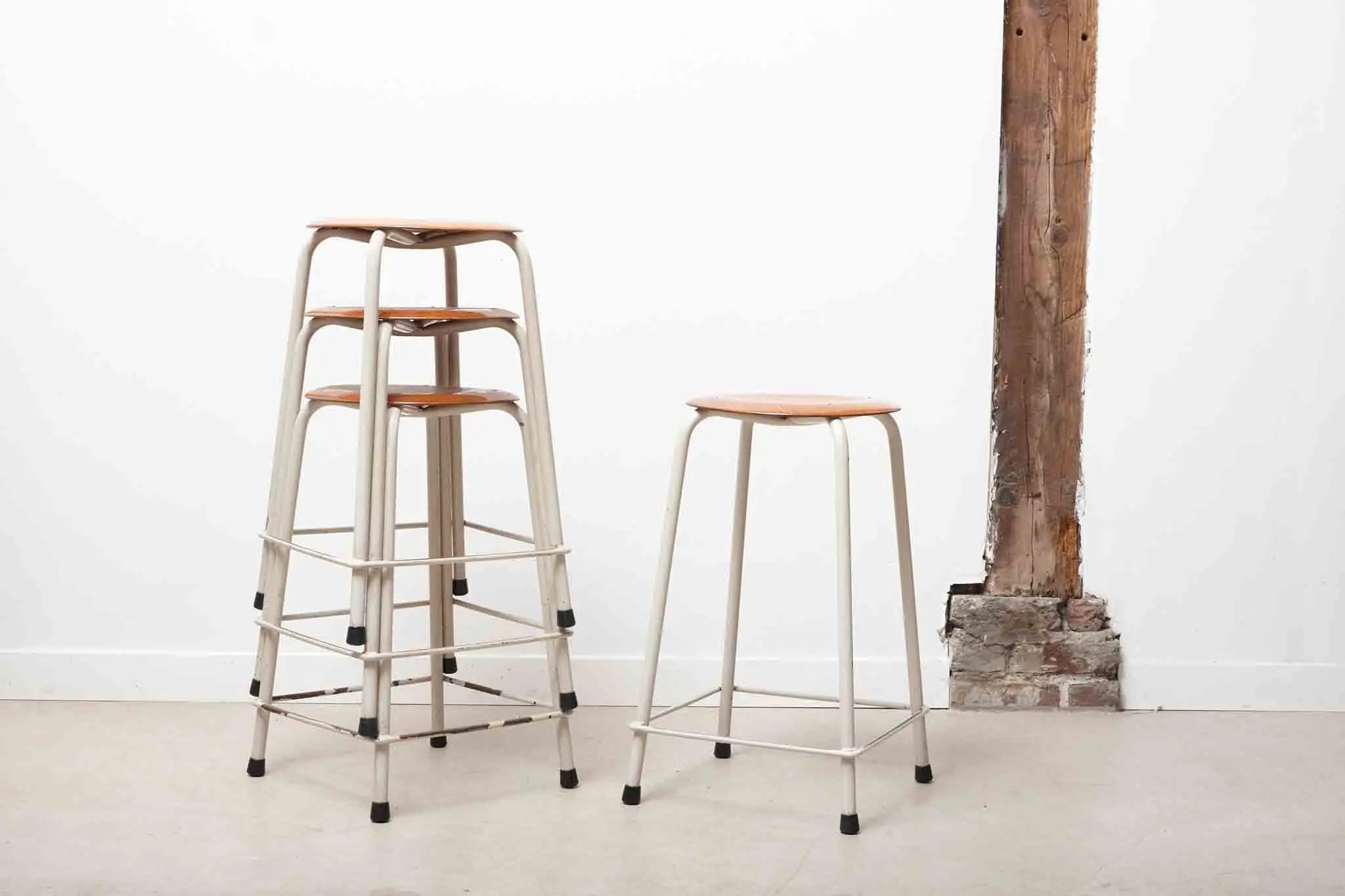 Tabouret mi-haut chêne / blanc Cartel de Belleville