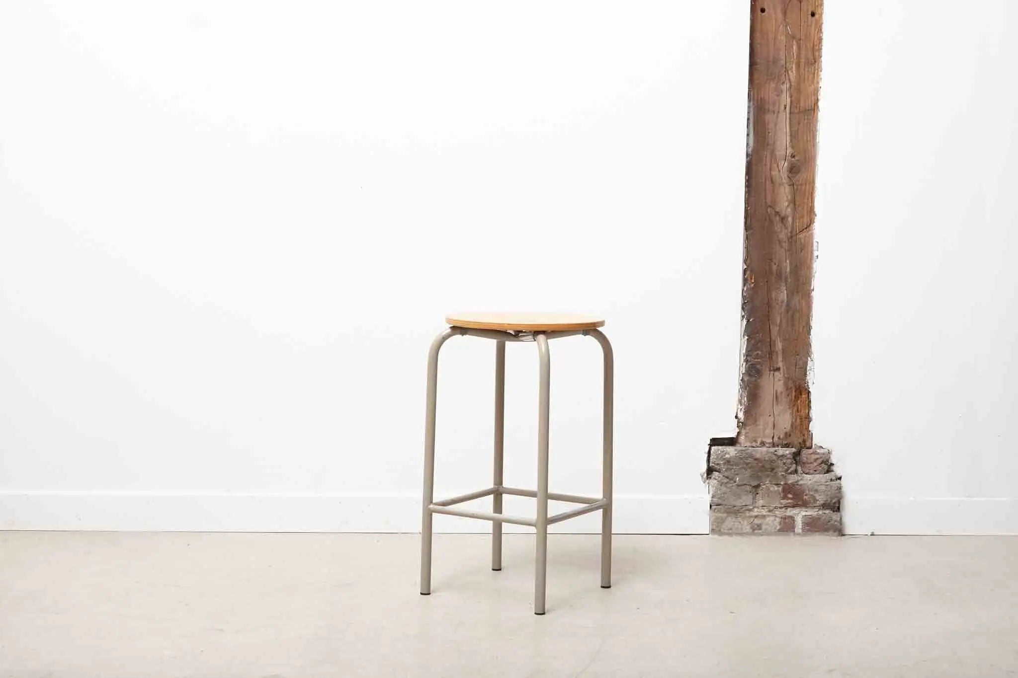 Tabouret bas hêtre / beige Cartel de Belleville
