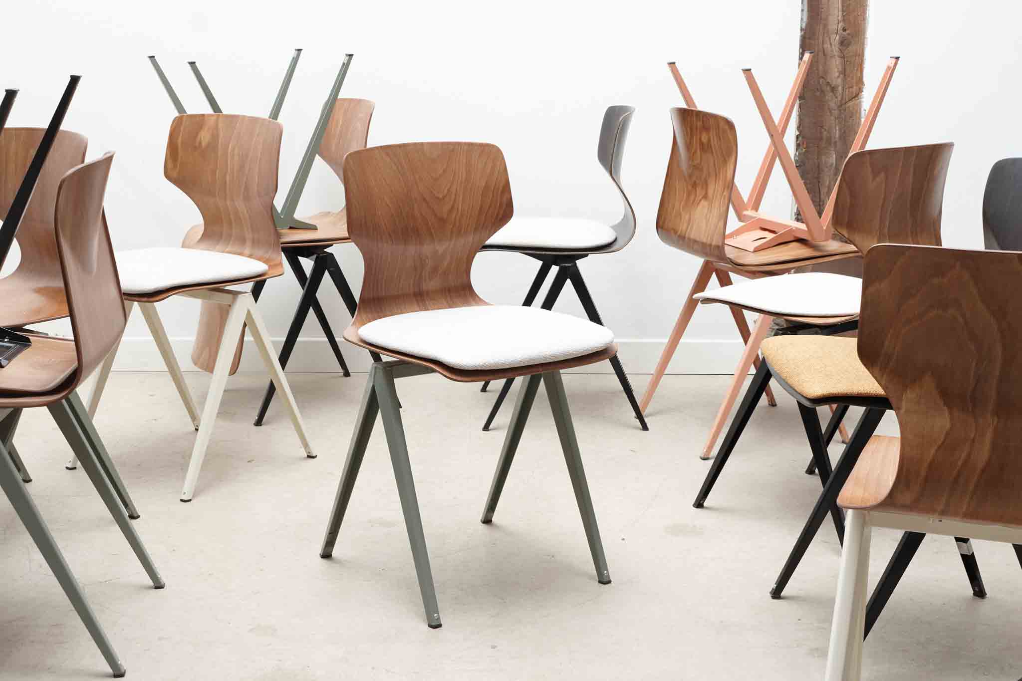 Chaise Galvanitas s19 réédition chêne - cintrée / tapissée