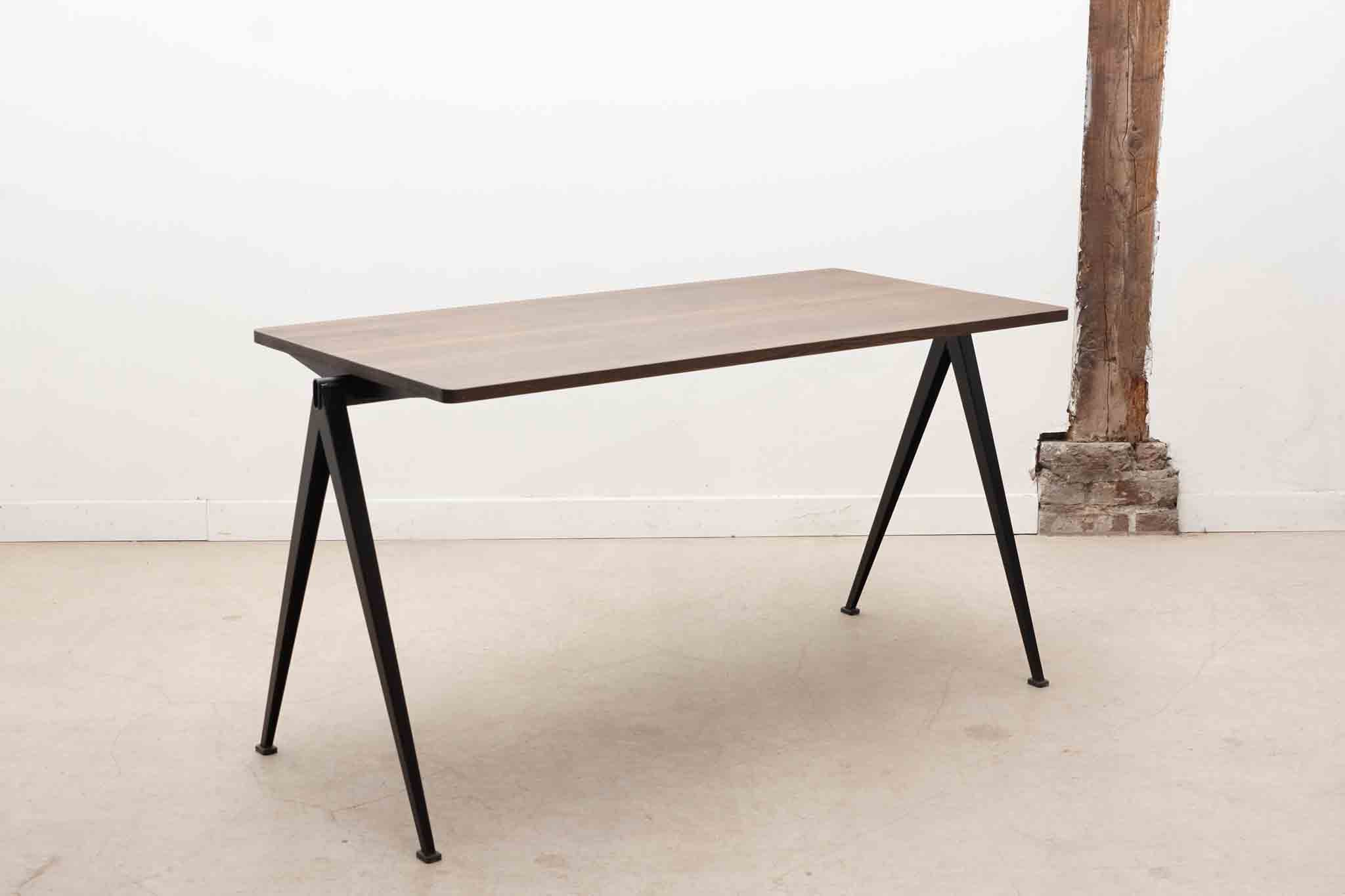 Table Pyramid 01 de Wim Rietveld, chêne foncé et noir Cartel de Belleville