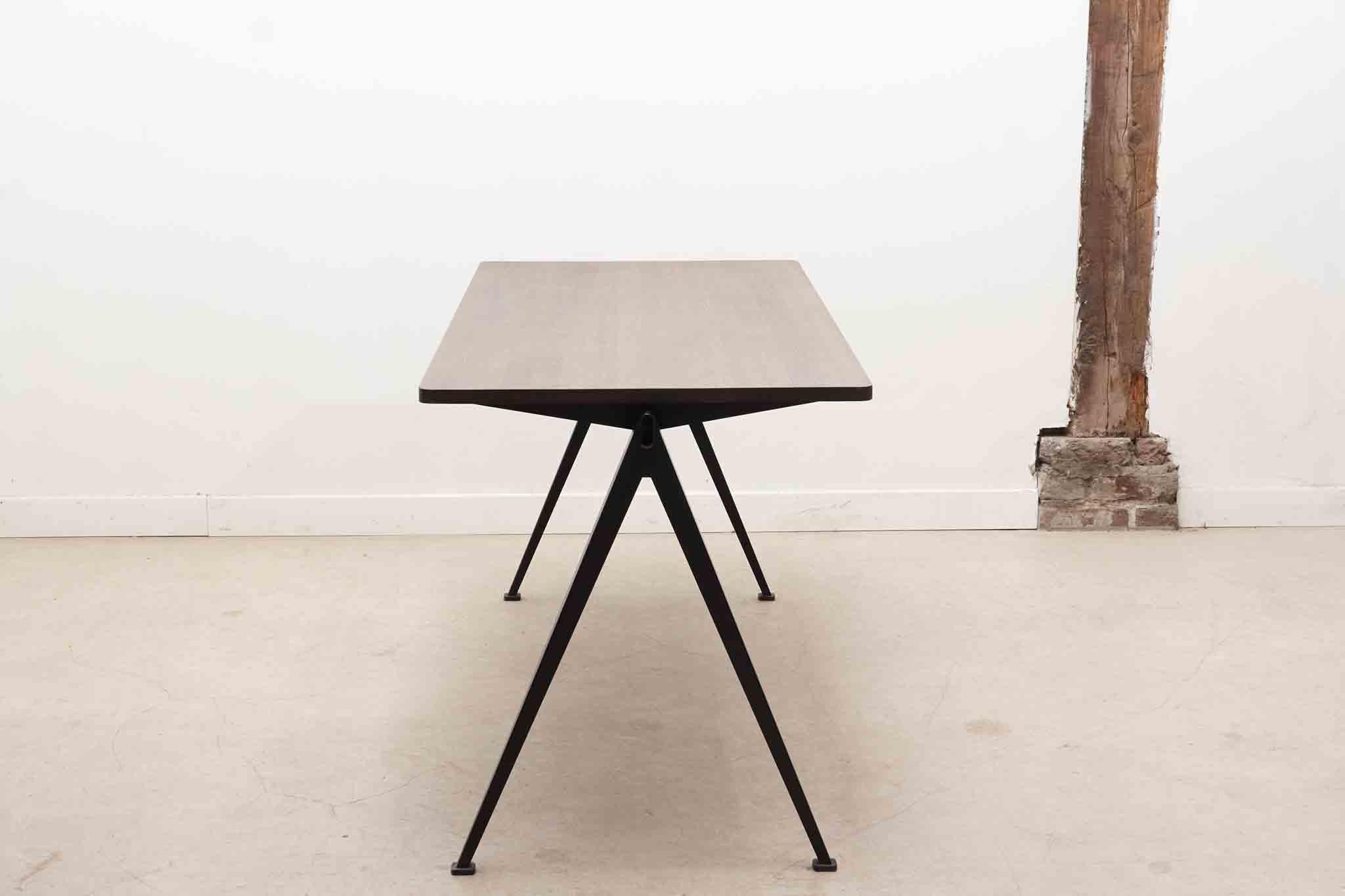Table Pyramid 01 de Wim Rietveld, chêne foncé et noir Cartel de Belleville
