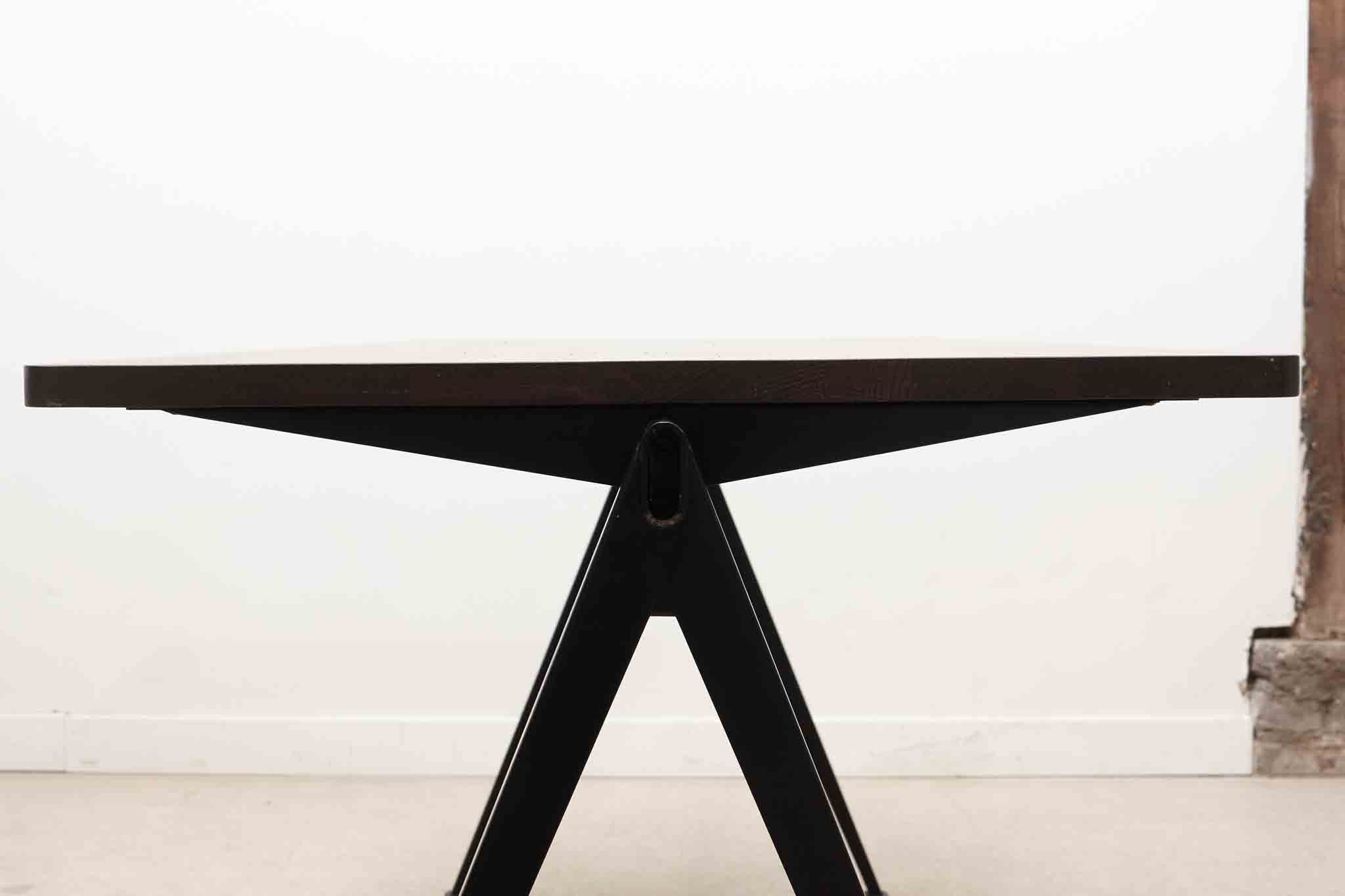 Table Pyramid 01 de Wim Rietveld, chêne foncé et noir Cartel de Belleville