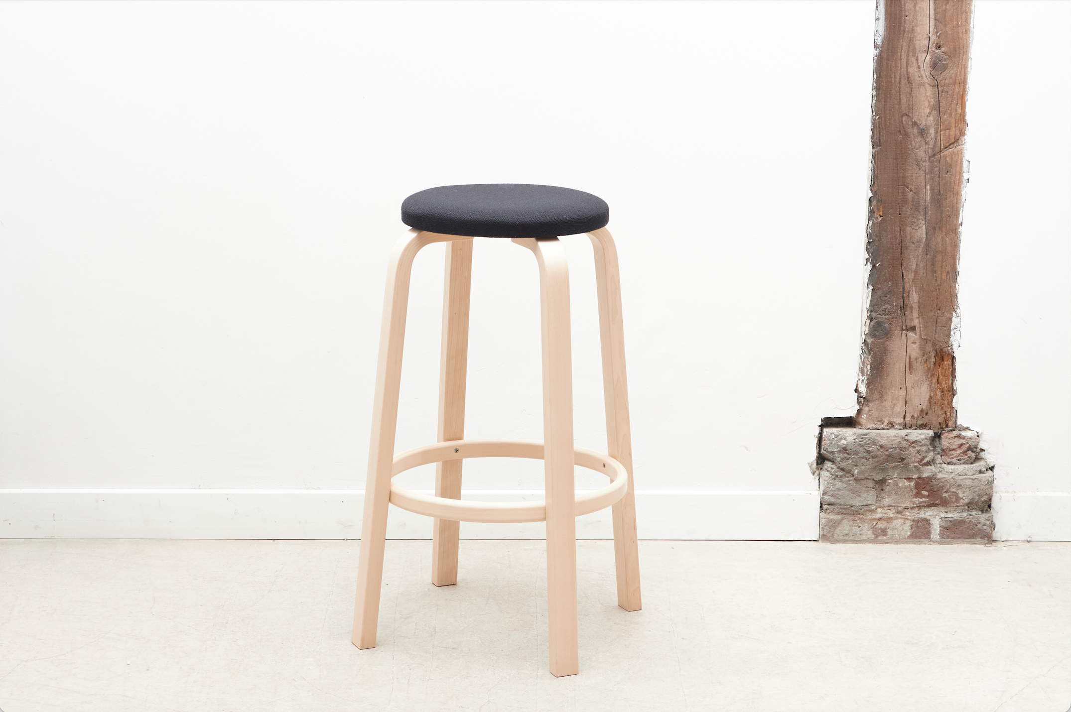 Tabouret Alvar Aalto 64 pour Artek Cartel de Belleville