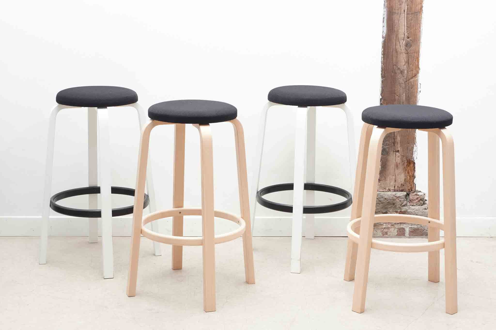 Tabouret Alvar Aalto 64 pour Artek Cartel de Belleville