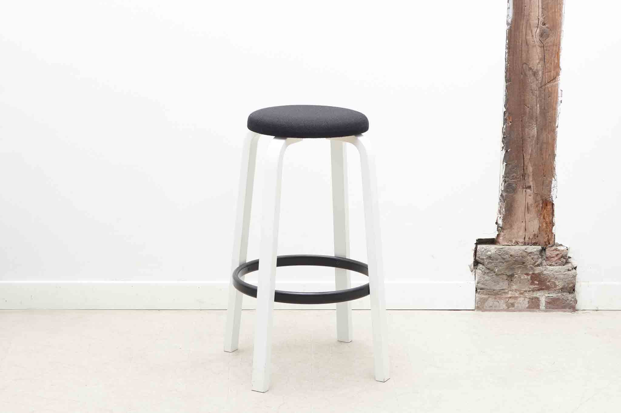 Tabouret Alvar Aalto 64 pour Artek Cartel de Belleville