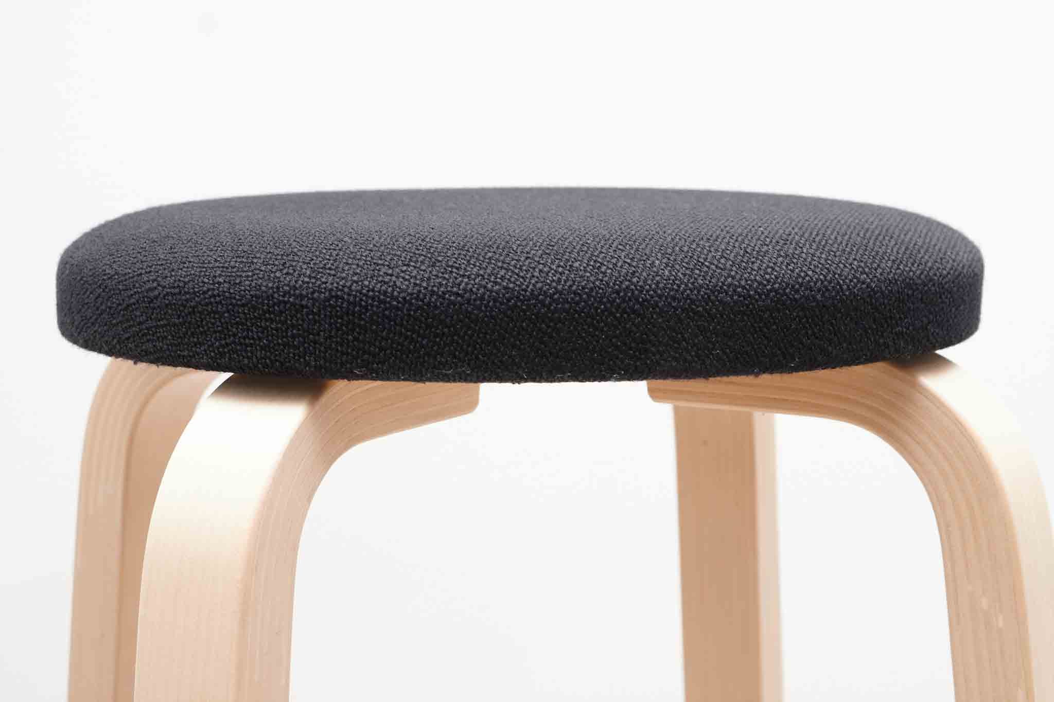 Tabouret Alvar Aalto 64 pour Artek Cartel de Belleville