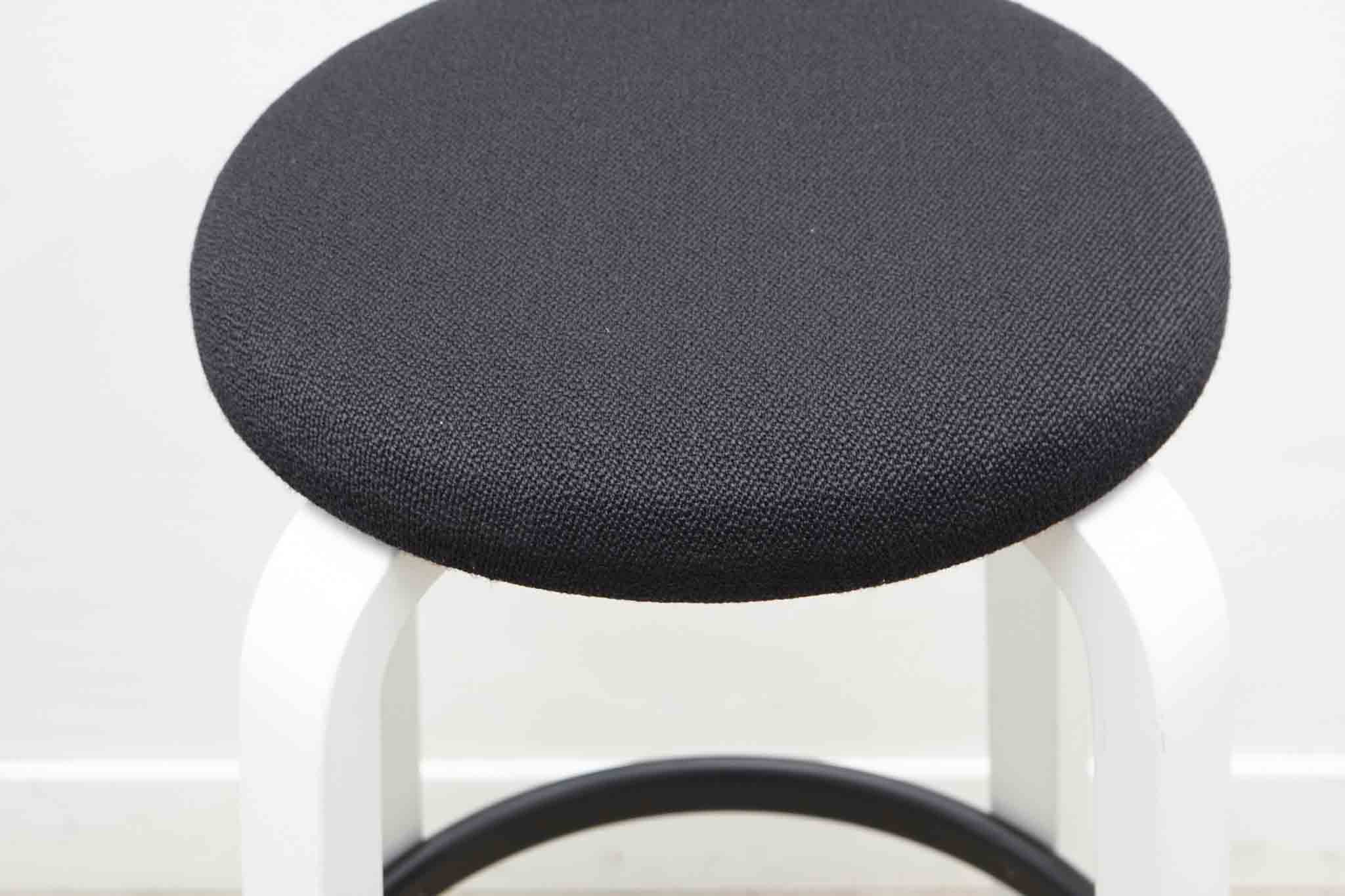 Tabouret Alvar Aalto 64 pour Artek Cartel de Belleville