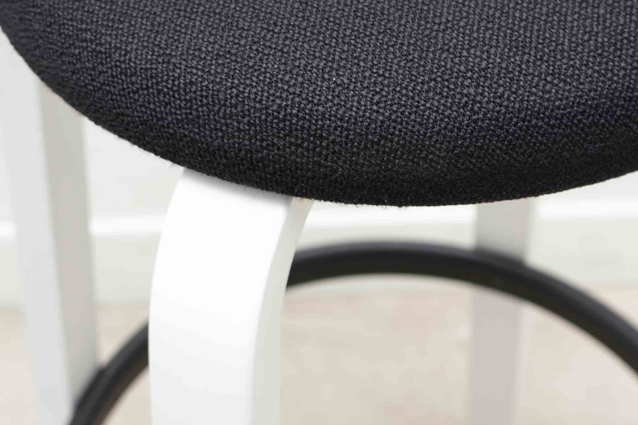 Tabouret Alvar Aalto 64 pour Artek Cartel de Belleville