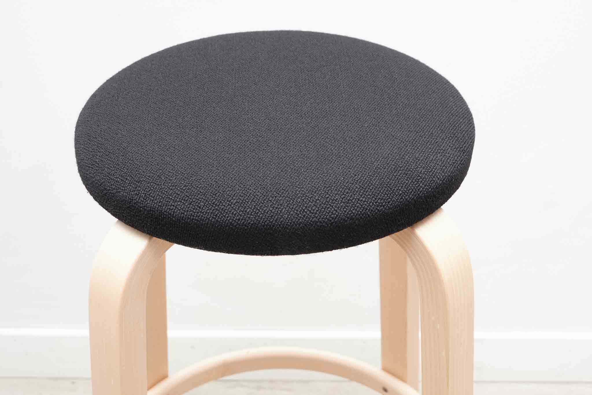 Tabouret Alvar Aalto 64 pour Artek Cartel de Belleville