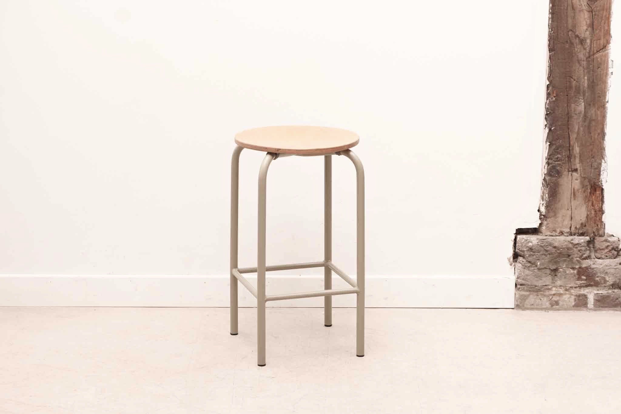 Tabouret bas empilable hêtre / beige