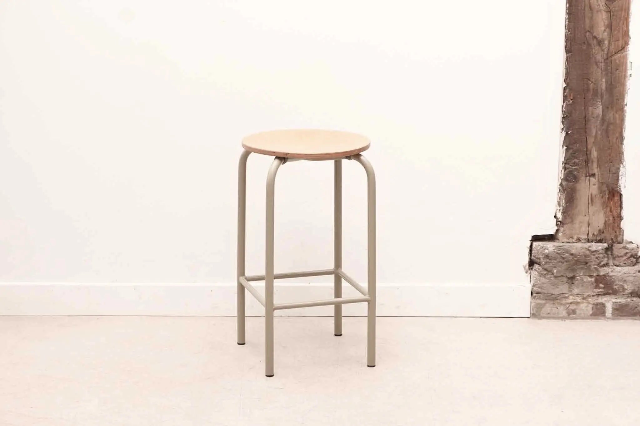 Tabouret bas empilable hêtre / beige Cartel de Belleville