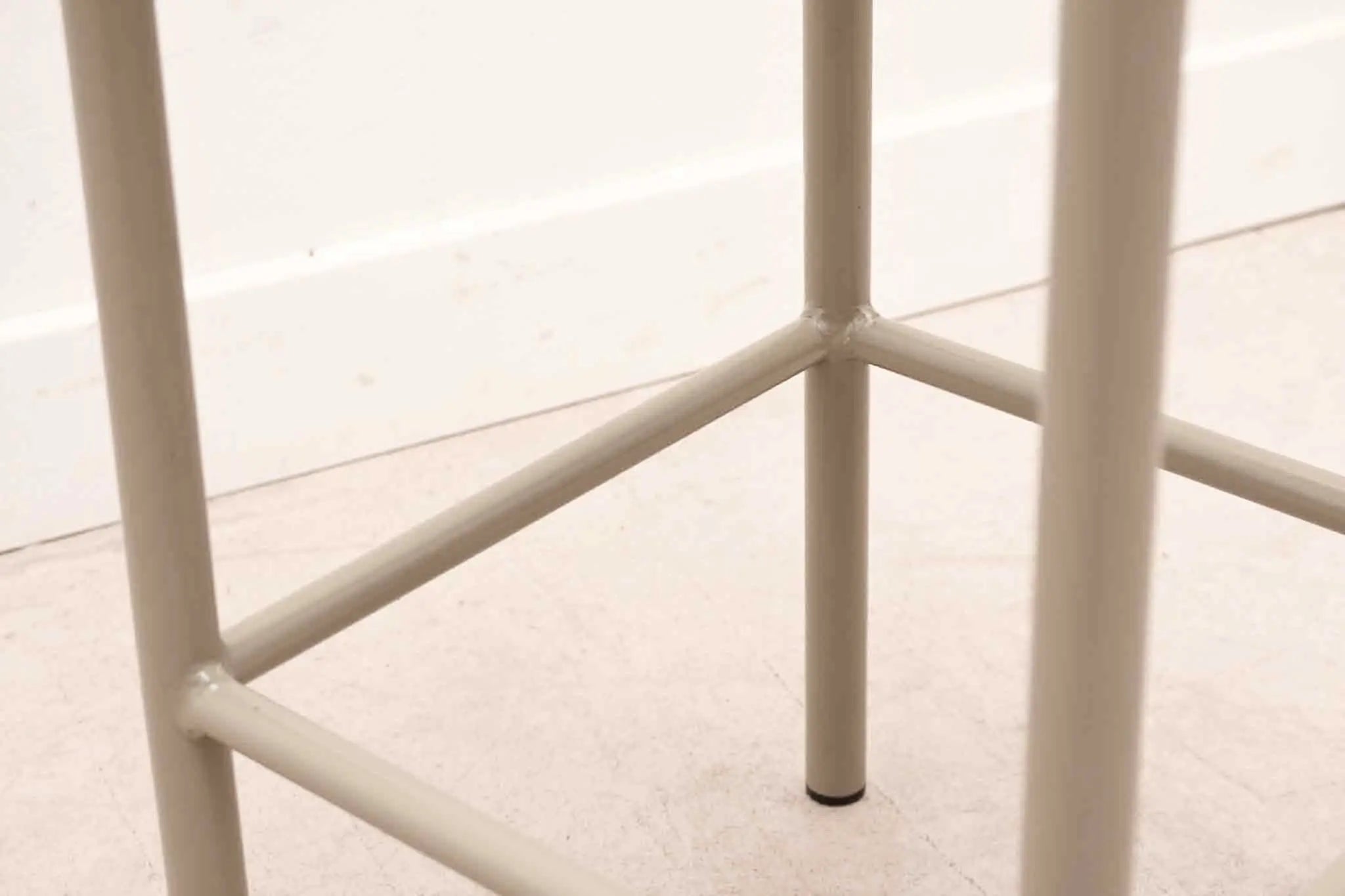 Tabouret bas empilable hêtre / beige Cartel de Belleville