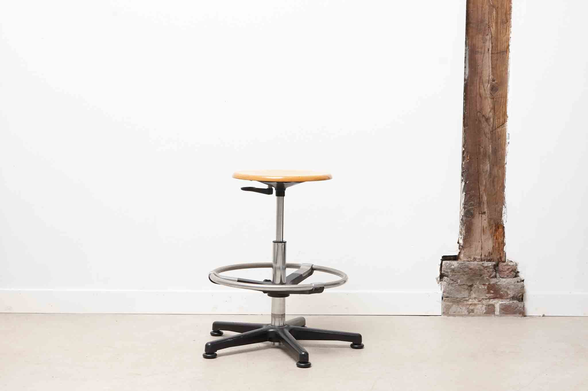 Tabouret ajustable et pivotant