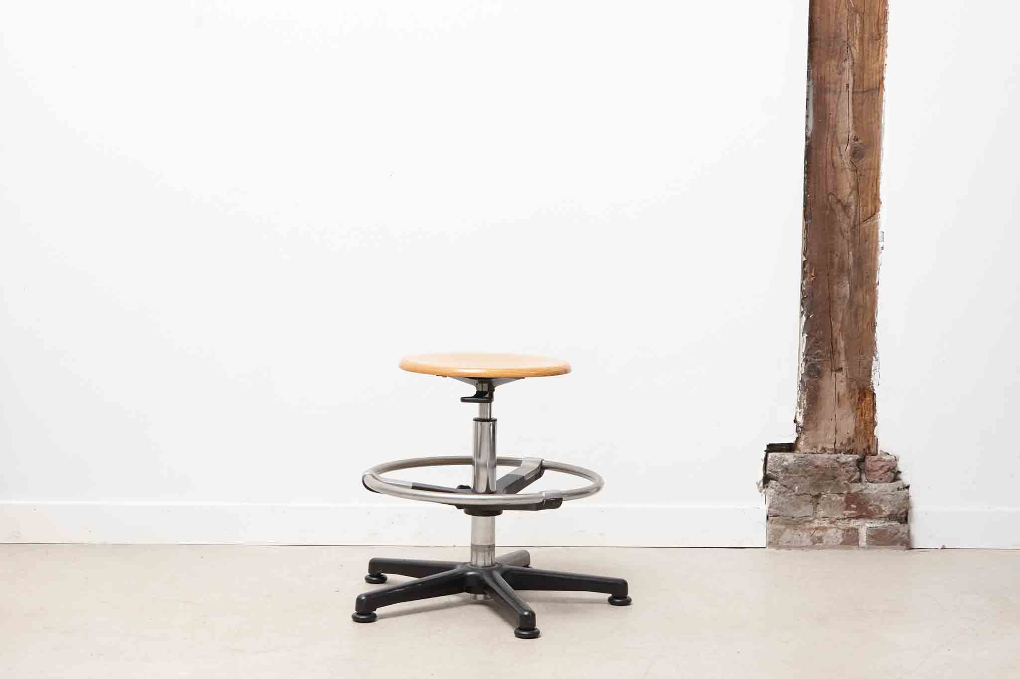 Tabouret ajustable et pivotant