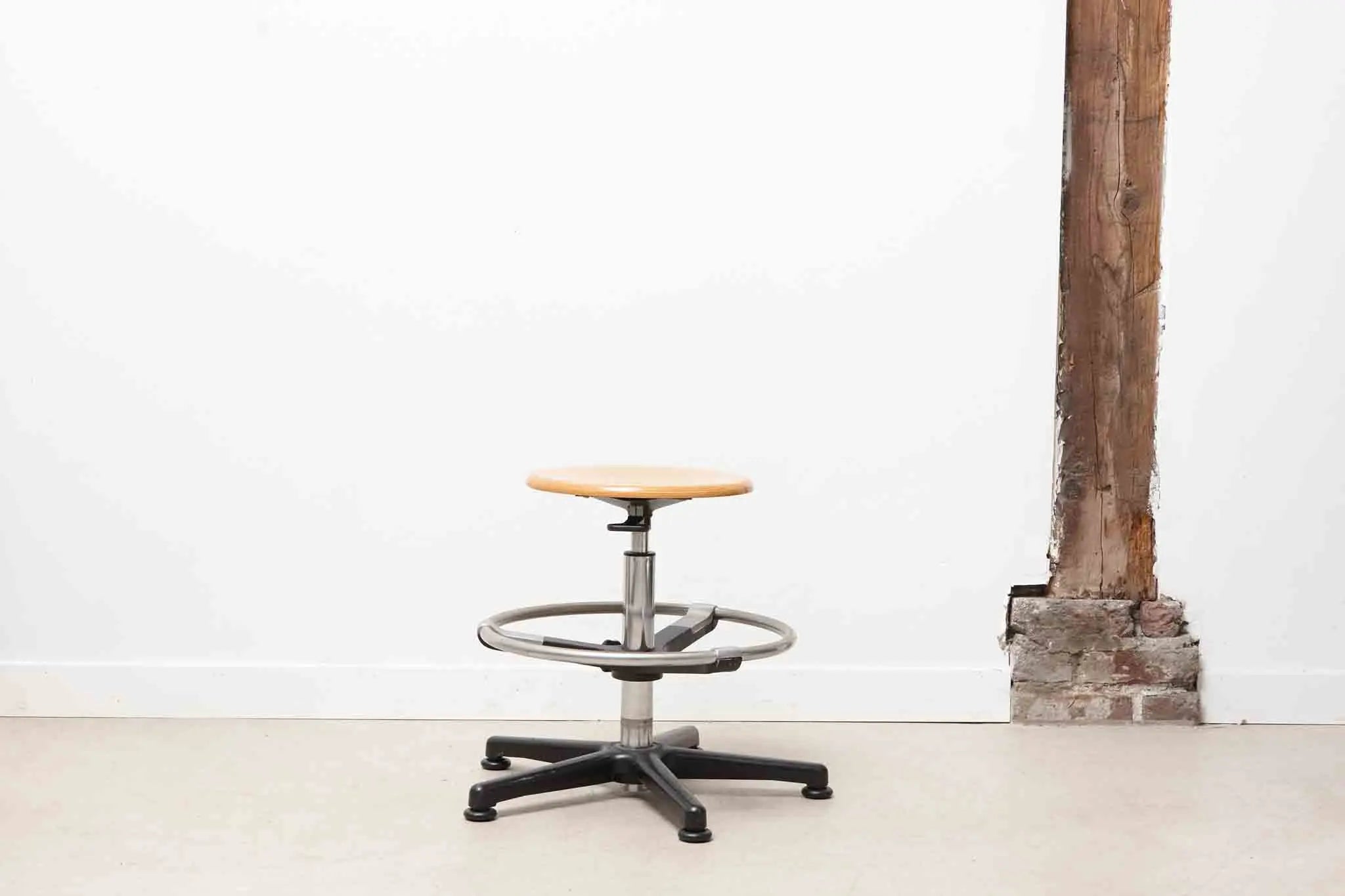 Tabouret ajustable et pivotant Cartel de Belleville