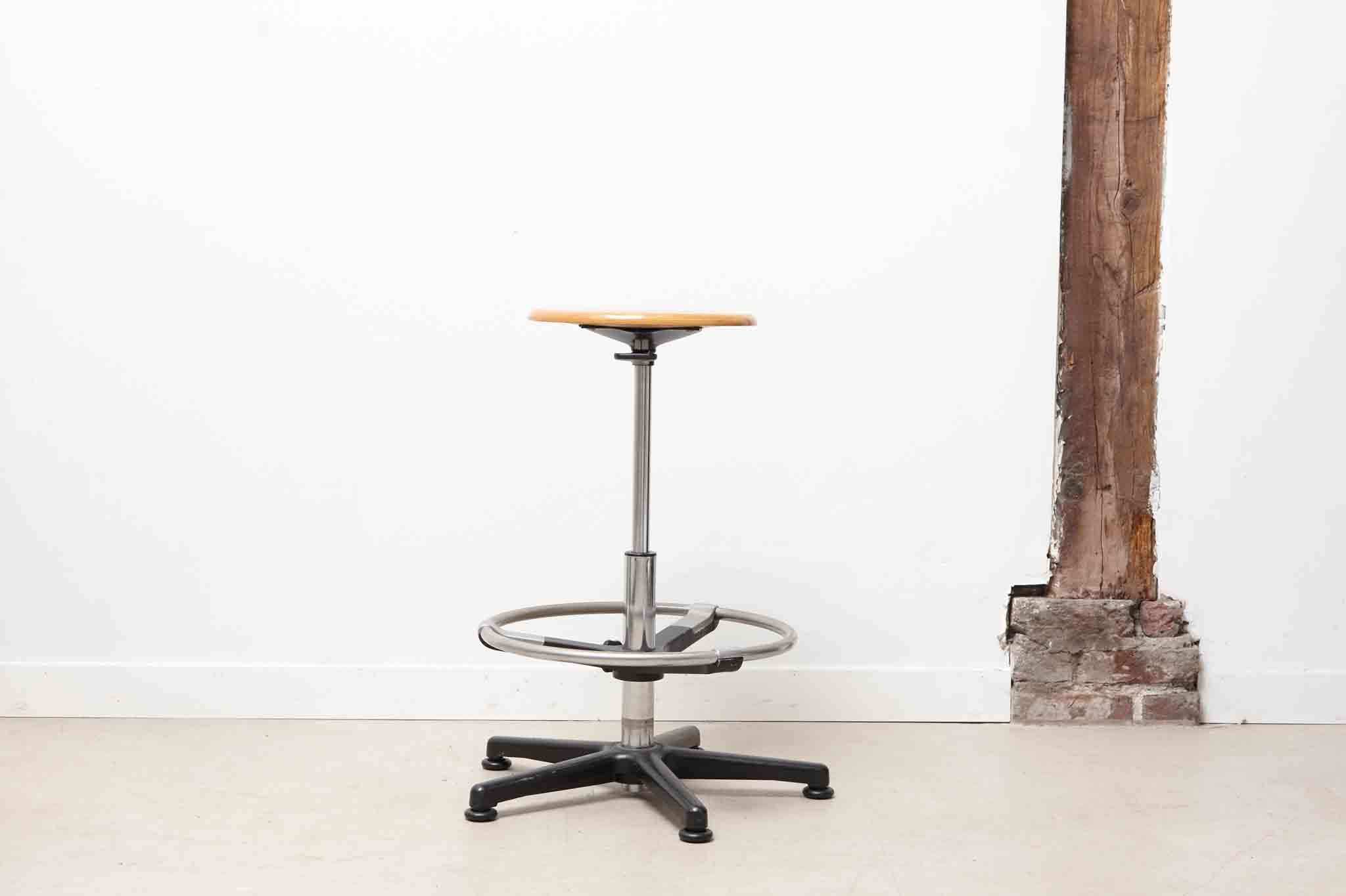Tabouret ajustable et pivotant